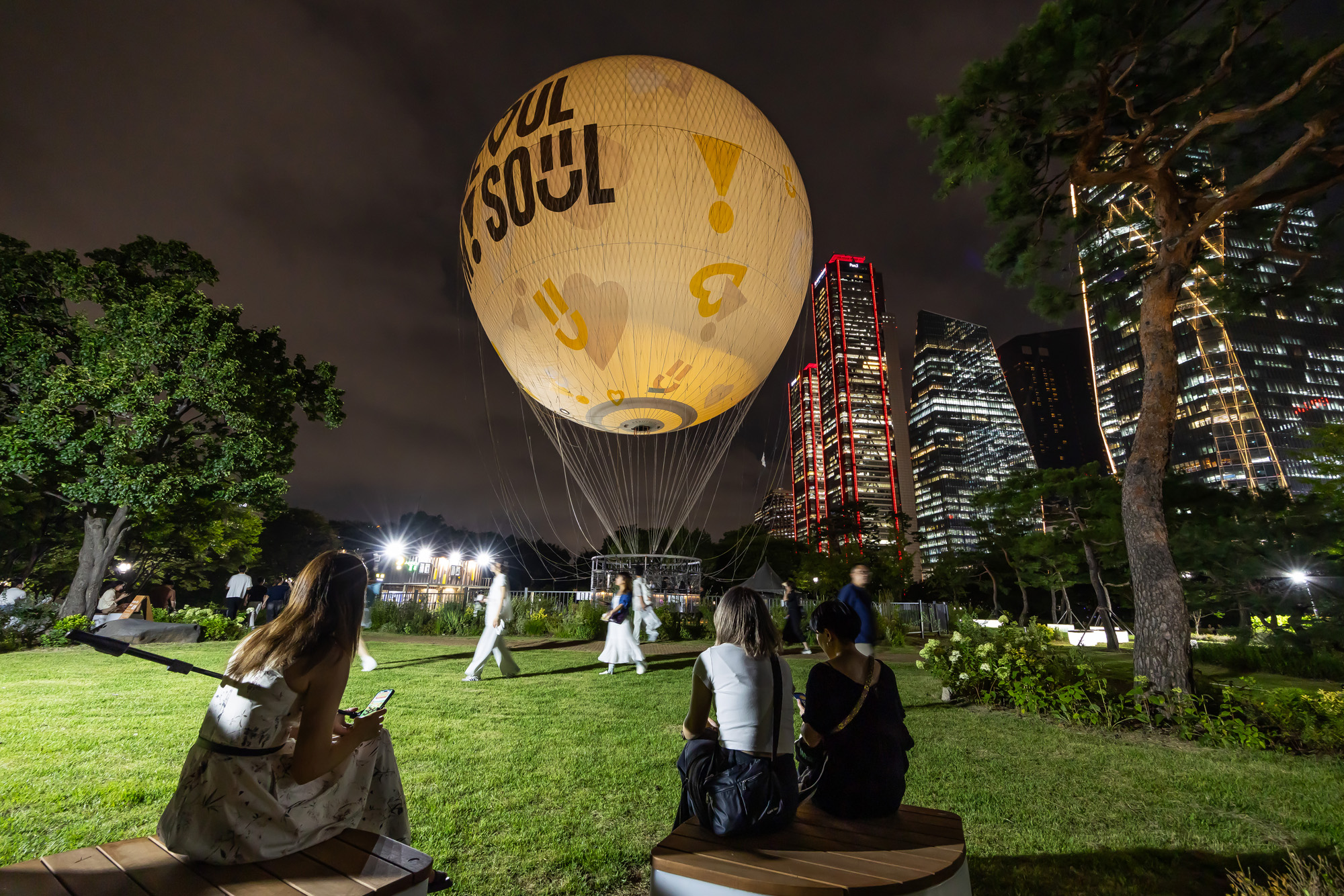 사회;세태;서울달;보름달모양기구;여의도공원;서울관광명소;서울달야경