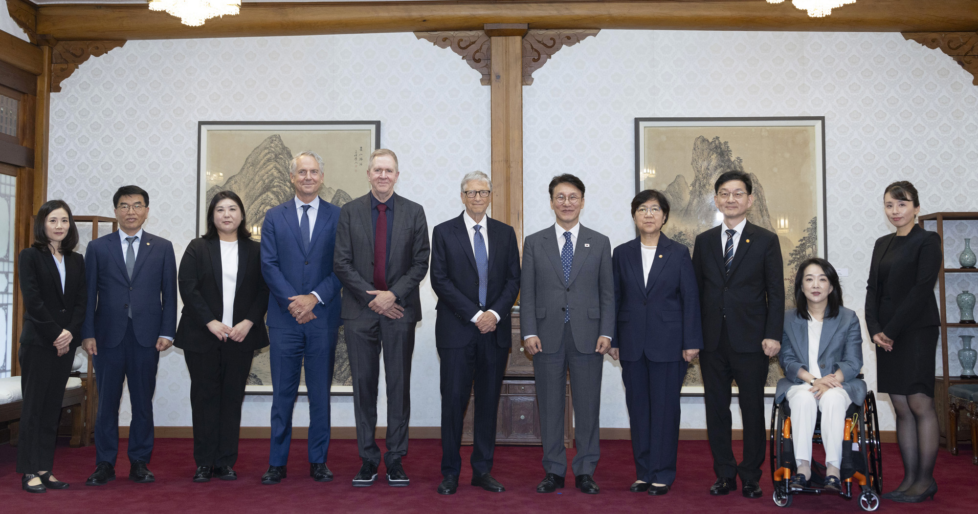 김민석 김진아 외교부2차관;민기 총리 비서실장;박수현 게이츠재단 한국총괄;조 셀렐 유럽;중동;동아시아 대외협력 총괄이사;트레버 문델 글로벌 보건 부문 이사;빌 게이츠 이사장;김민석 총리;정은경 보건복지부 장관;윤창렬 국무조정실장;최혜영 총리공보실장;미호코 카시와쿠라 동아시아 총괄.