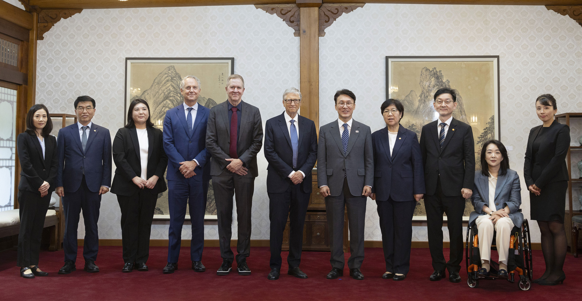 김민석 김진아 외교부2차관;민기 총리 비서실장;박수현 게이츠재단 한국총괄;조 셀렐 유럽;중동;동아시아 대외협력 총괄이사;트레버 문델 글로벌 보건 부문 이사;빌 게이츠 이사장;김민석 총리;정은경 보건복지부 장관;윤창렬 국무조정실장;최혜영 총리공보실장;미호코 카시와쿠라 동아시아 총괄.