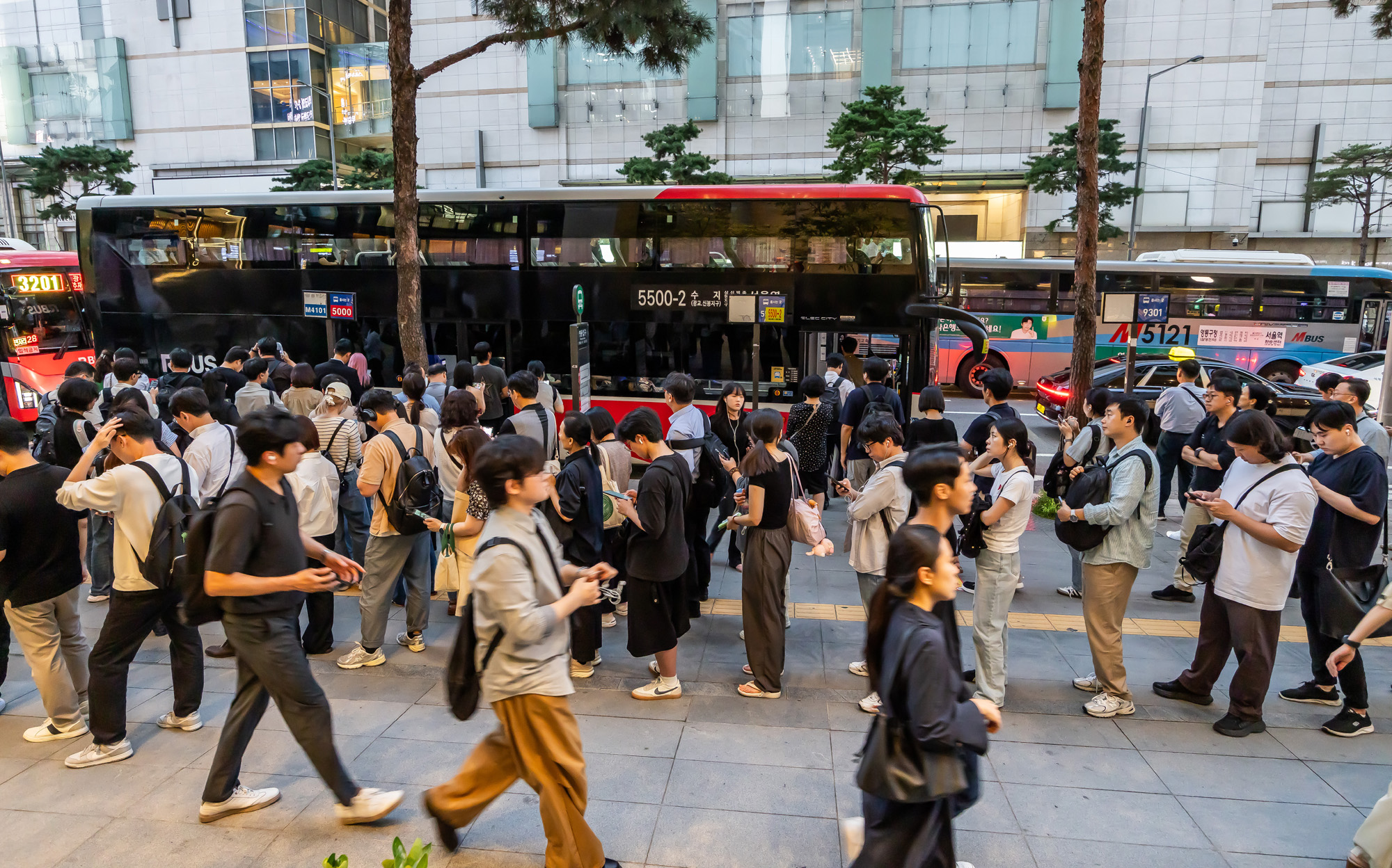 사회;세태;지방소멸;퇴근길인파;광역버스정류장;광역버스정류소;경기도출퇴근인파