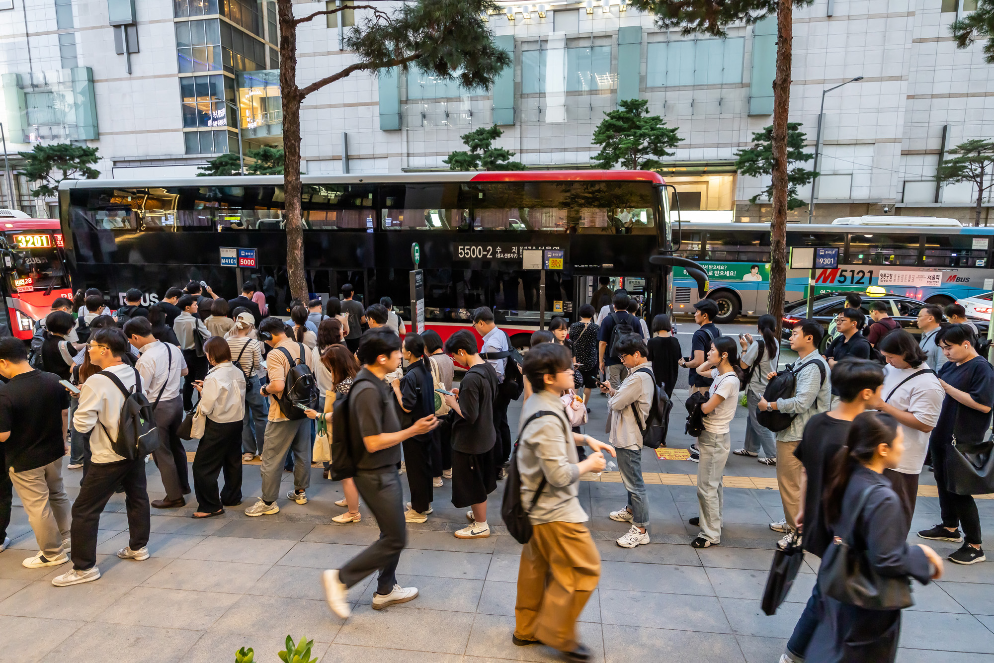 사회;세태;지방소멸;퇴근길인파;광역버스정류장;광역버스정류소;경기도출퇴근인파