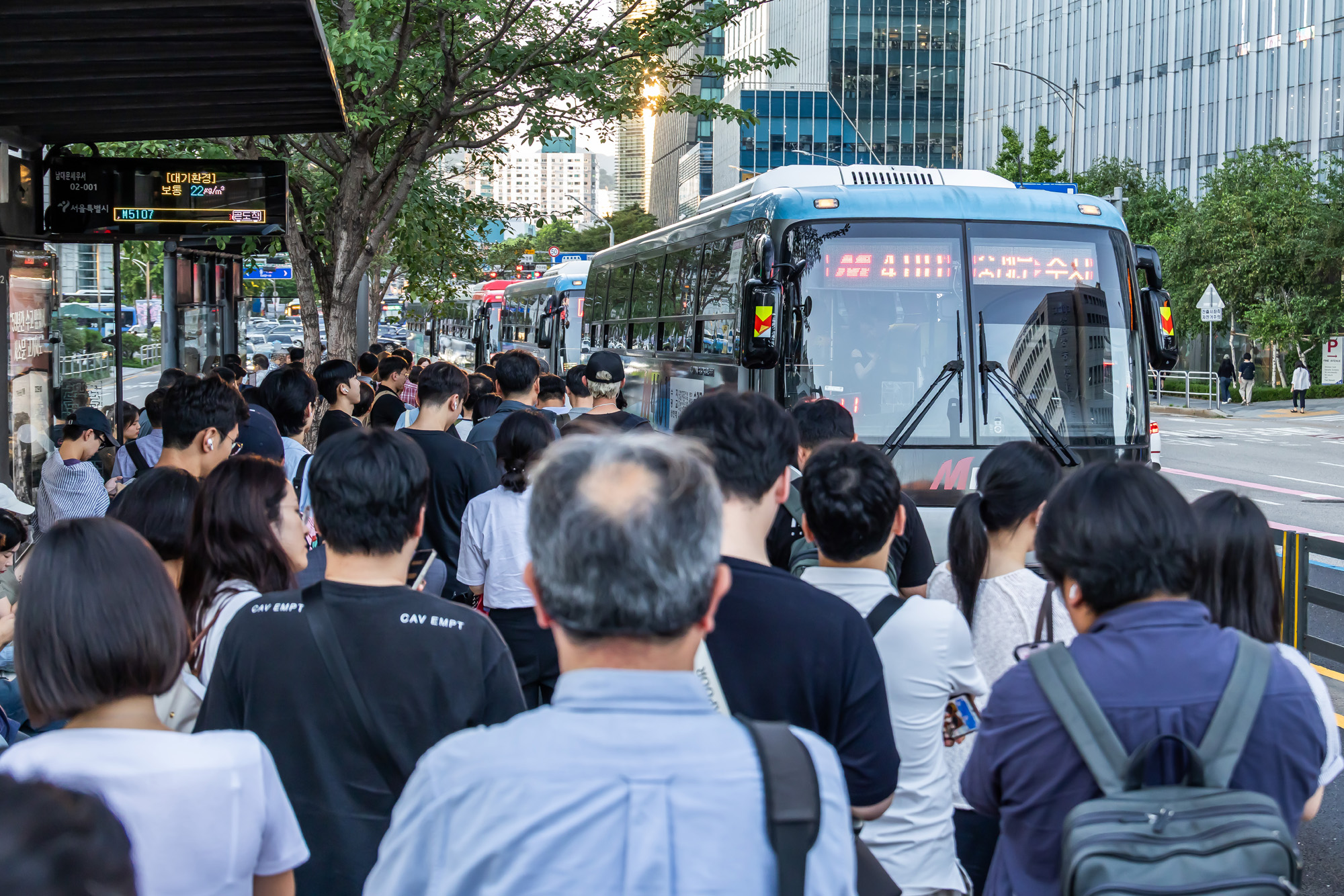 사회;세태;지방소멸;퇴근길인파;광역버스정류장;광역버스정류소;경기도출퇴근인파
