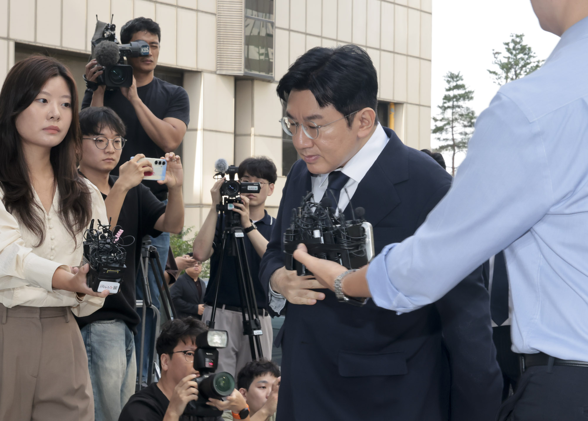 방시혁;방시혁하이브;방시혁재판;방시혁경찰;방시혁피의자;방시혁마포경찰청