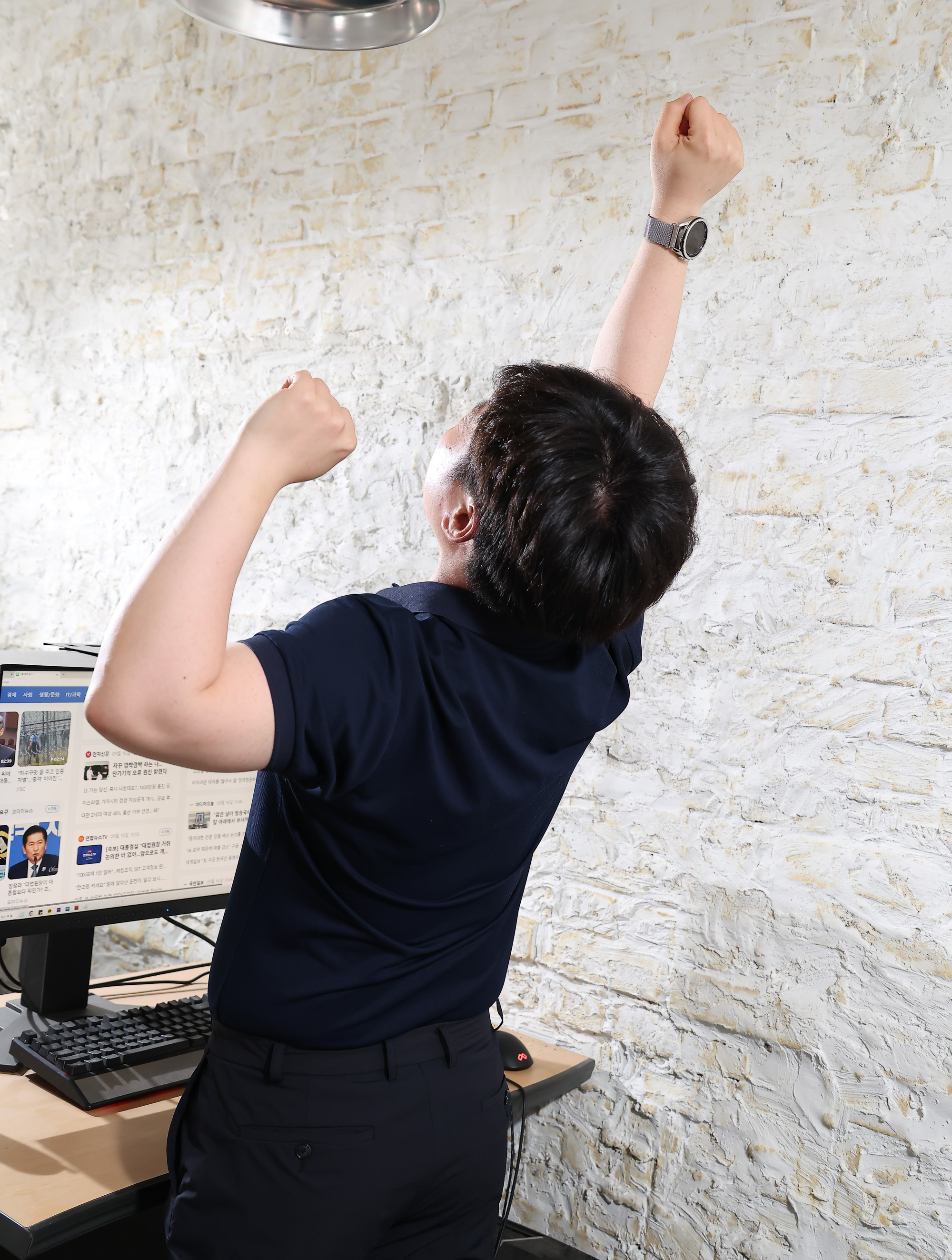 건강면;비만;만성질환;호모 에렉투스;직장인;책상;기지개