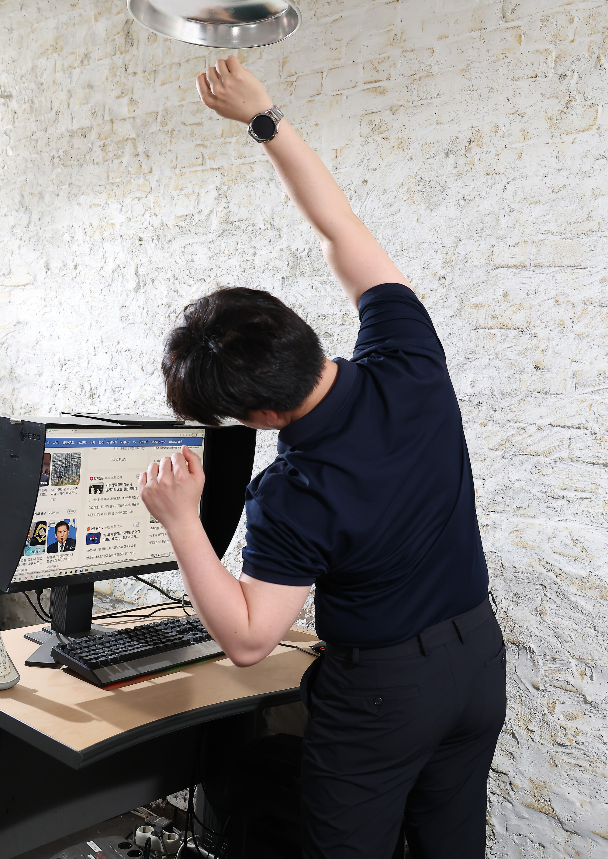 건강면;비만;만성질환;호모 에렉투스;직장인;책상;기지개