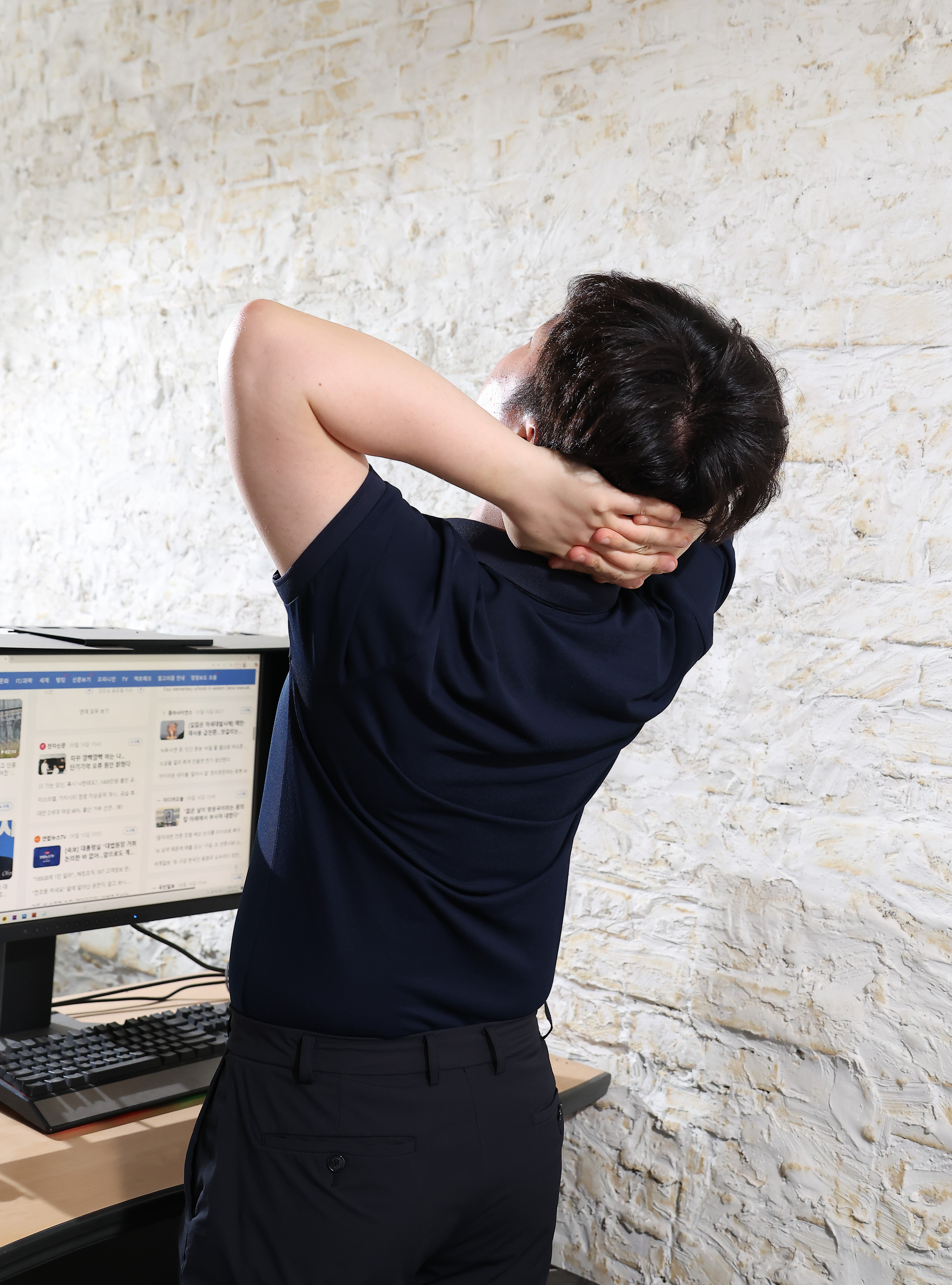 건강면;비만;만성질환;호모 에렉투스;직장인;책상;기지개