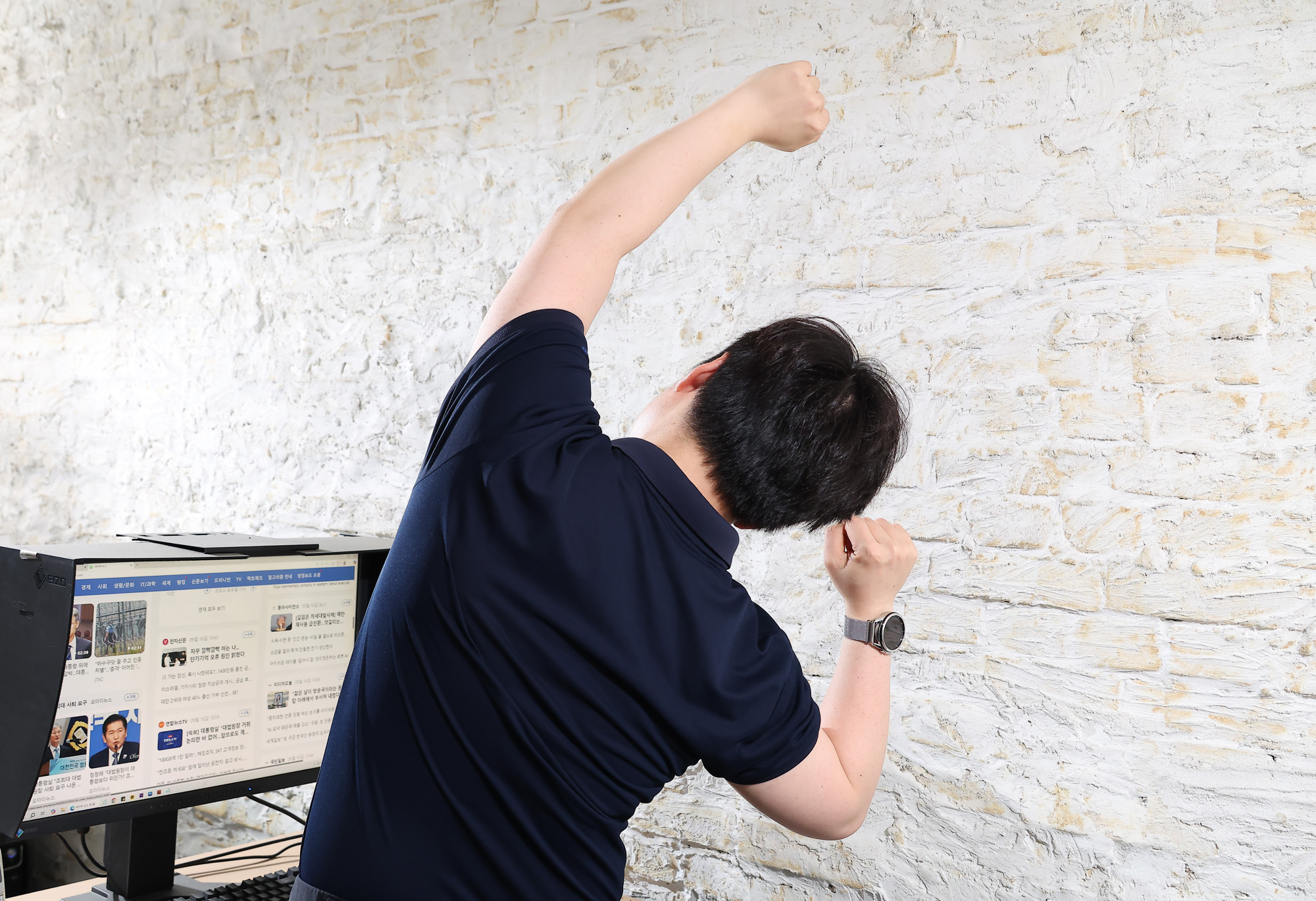 건강면;비만;만성질환;호모 에렉투스;직장인;책상;기지개