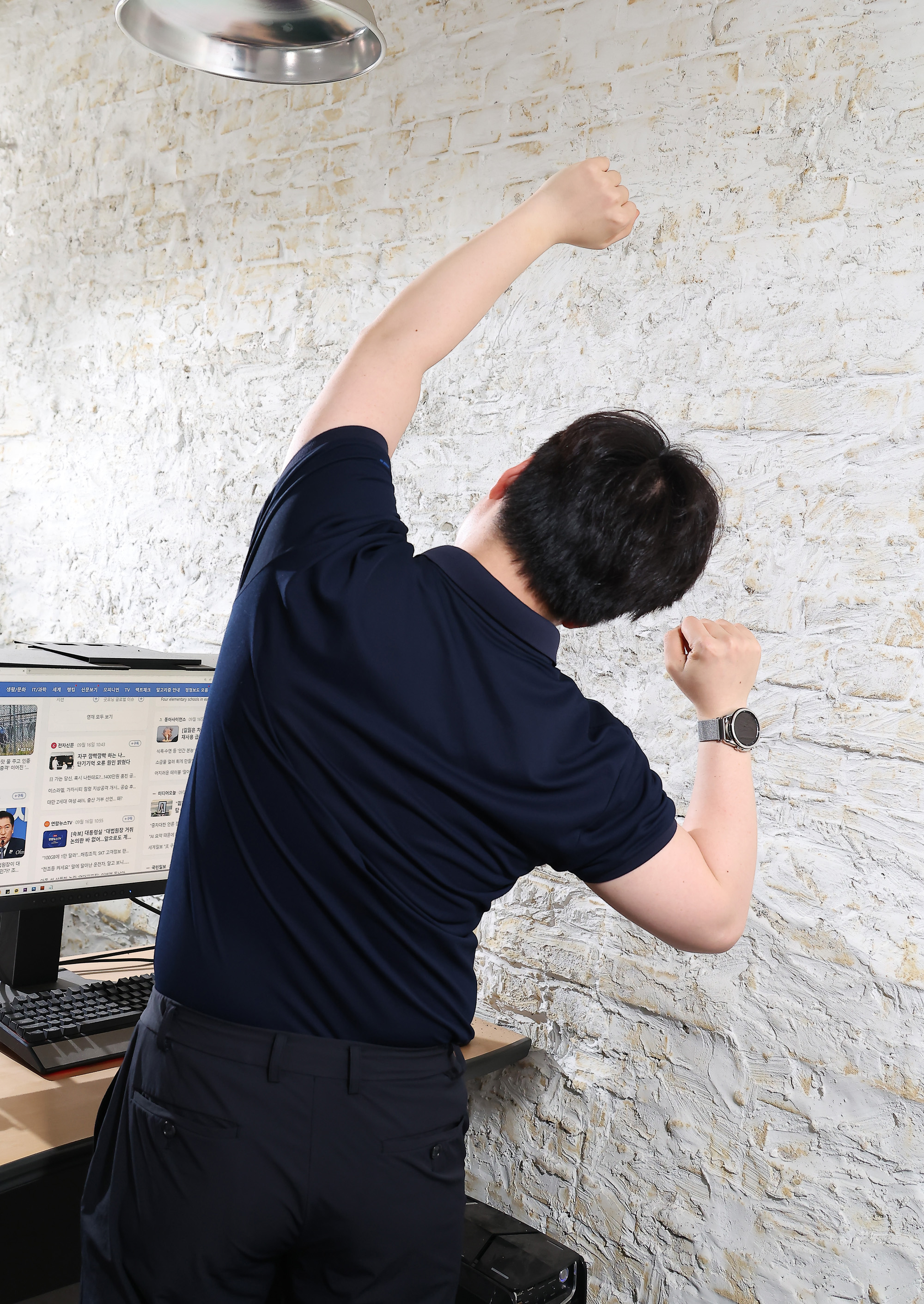 건강면;비만;만성질환;호모 에렉투스;직장인;책상;기지개