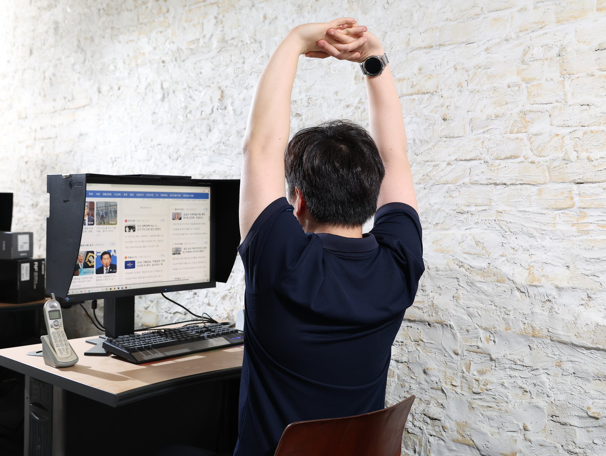 건강면;비만;만성질환;호모 에렉투스;직장인;책상;기지개