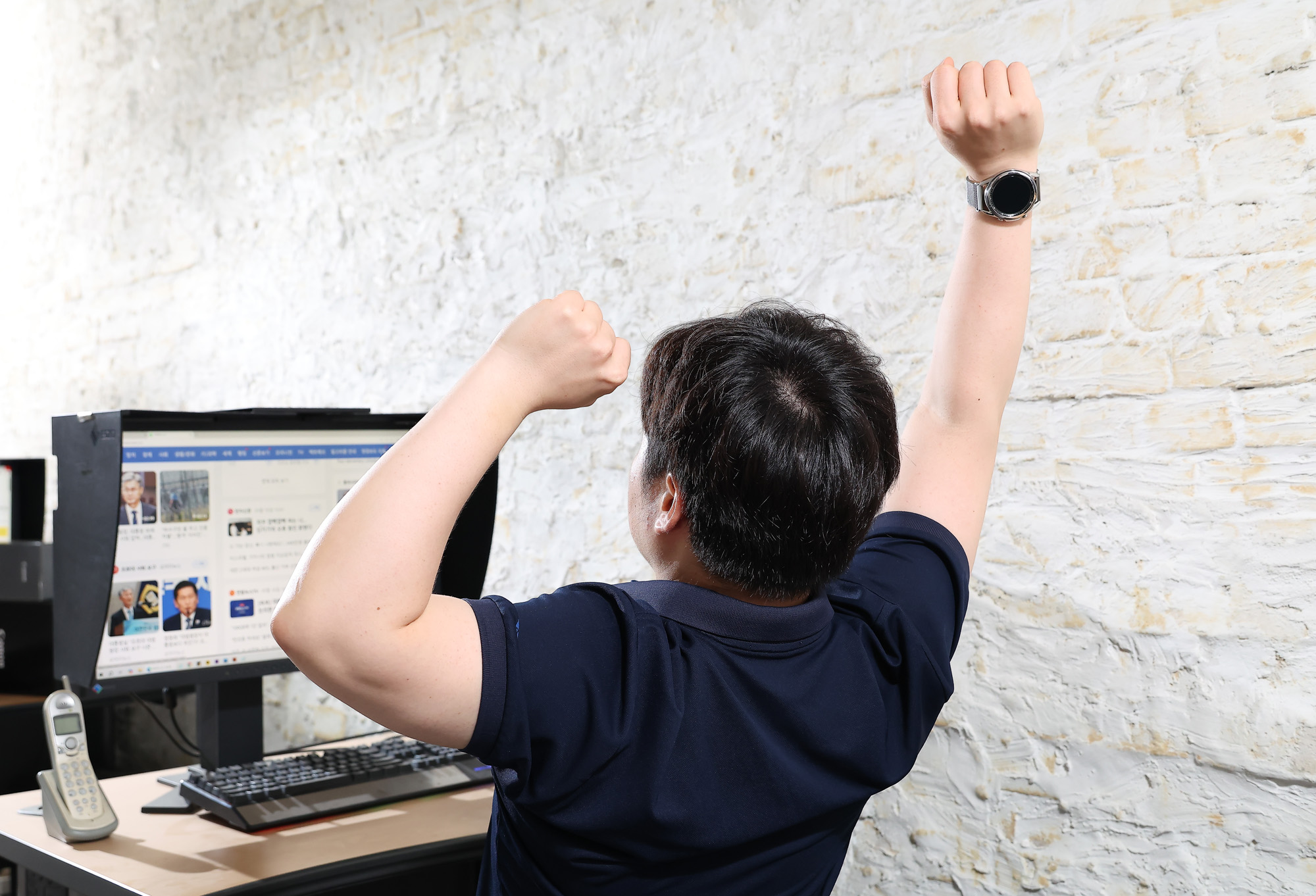 건강면;비만;만성질환;호모 에렉투스;직장인;책상;기지개