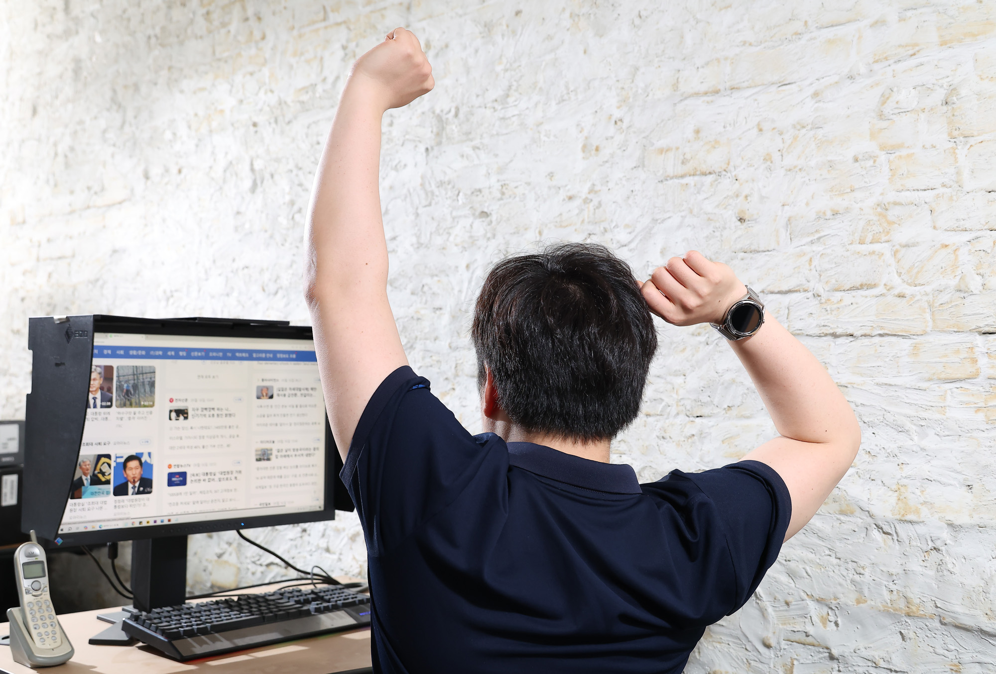 건강면;비만;만성질환;호모 에렉투스;직장인;책상;기지개