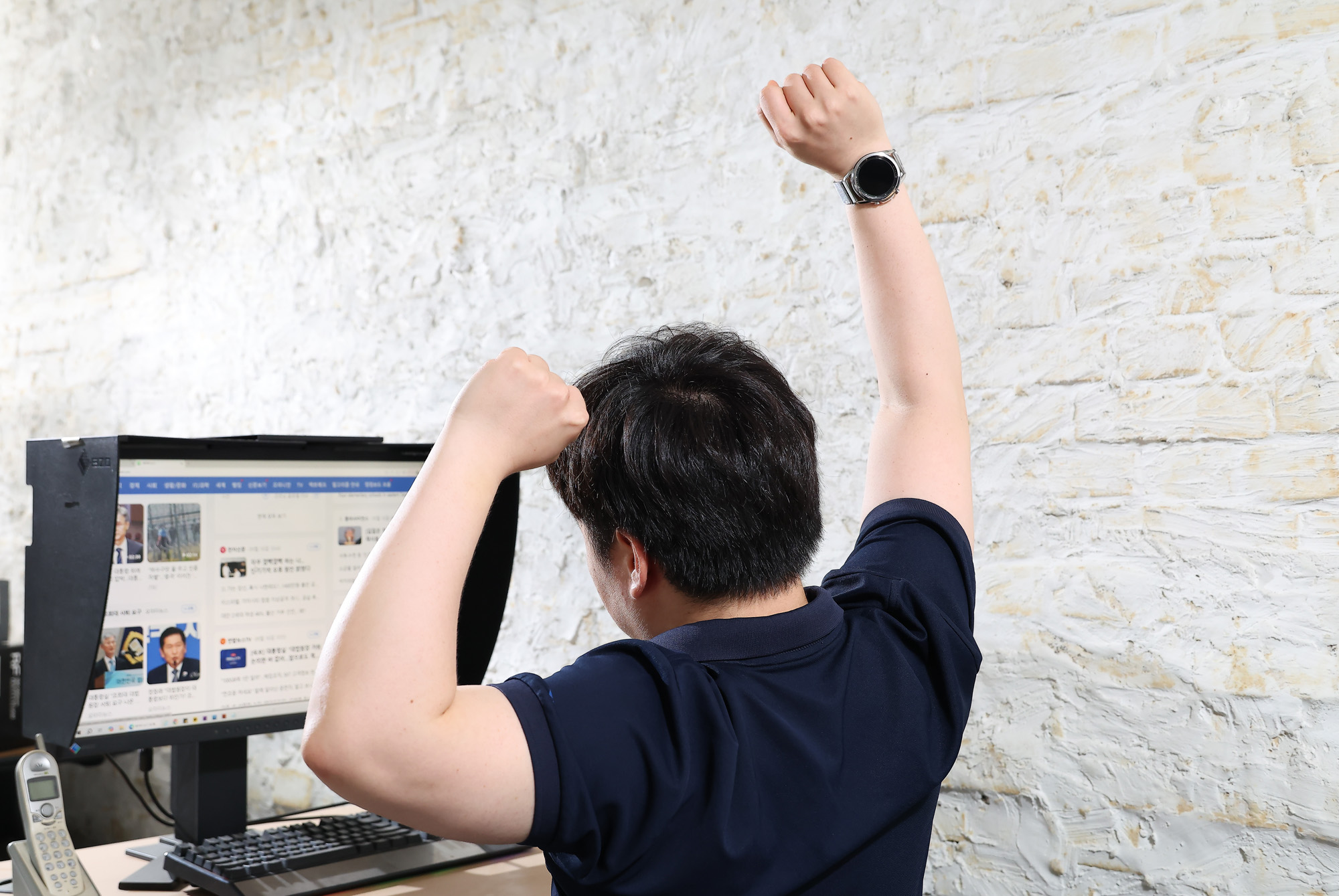 건강면;비만;만성질환;호모 에렉투스;직장인;책상;기지개