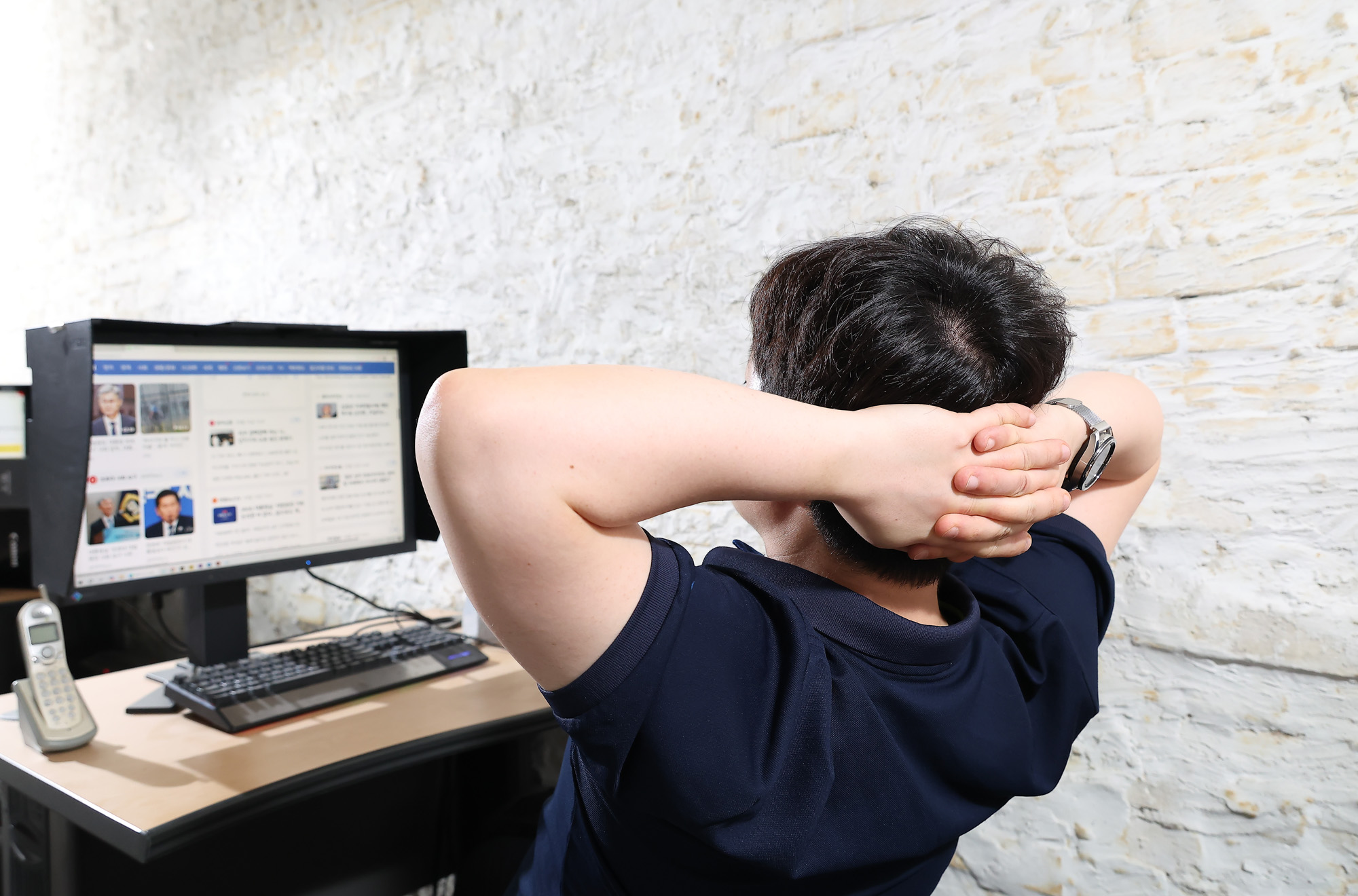 건강면;비만;만성질환;호모 에렉투스;직장인;책상;기지개