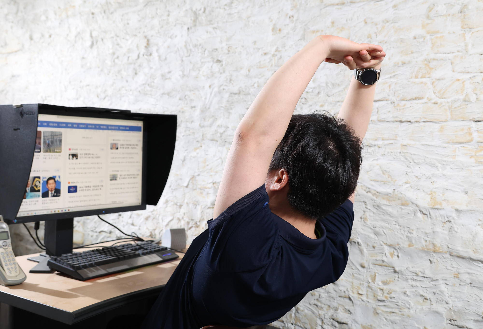 건강면;비만;만성질환;호모 에렉투스;직장인;책상;기지개