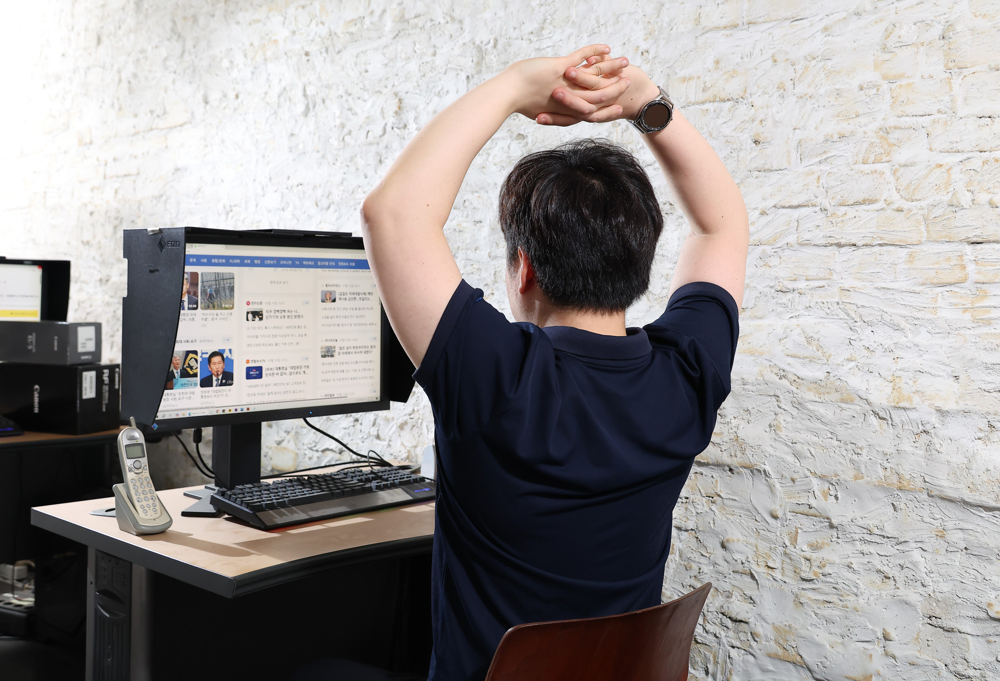 건강면;비만;만성질환;호모 에렉투스;직장인;책상;기지개
