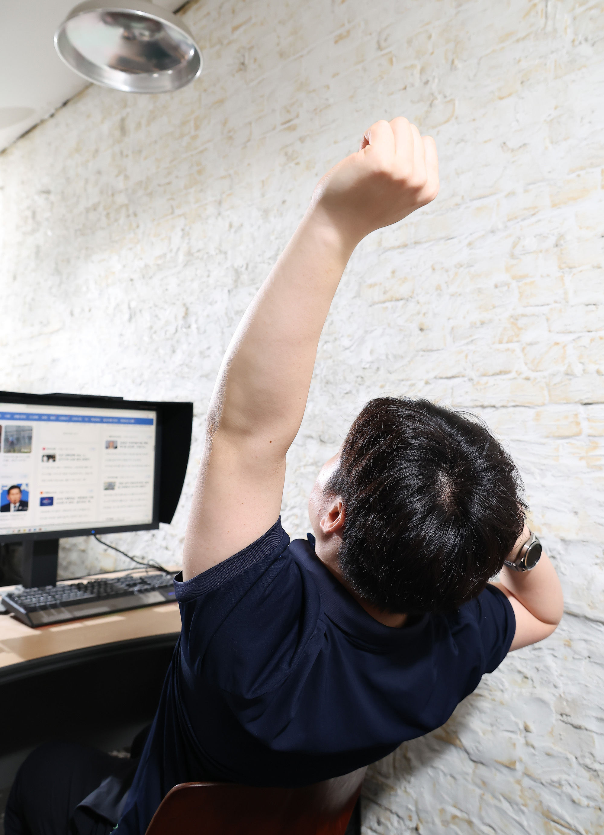 건강면;비만;만성질환;호모 에렉투스;직장인;책상;기지개