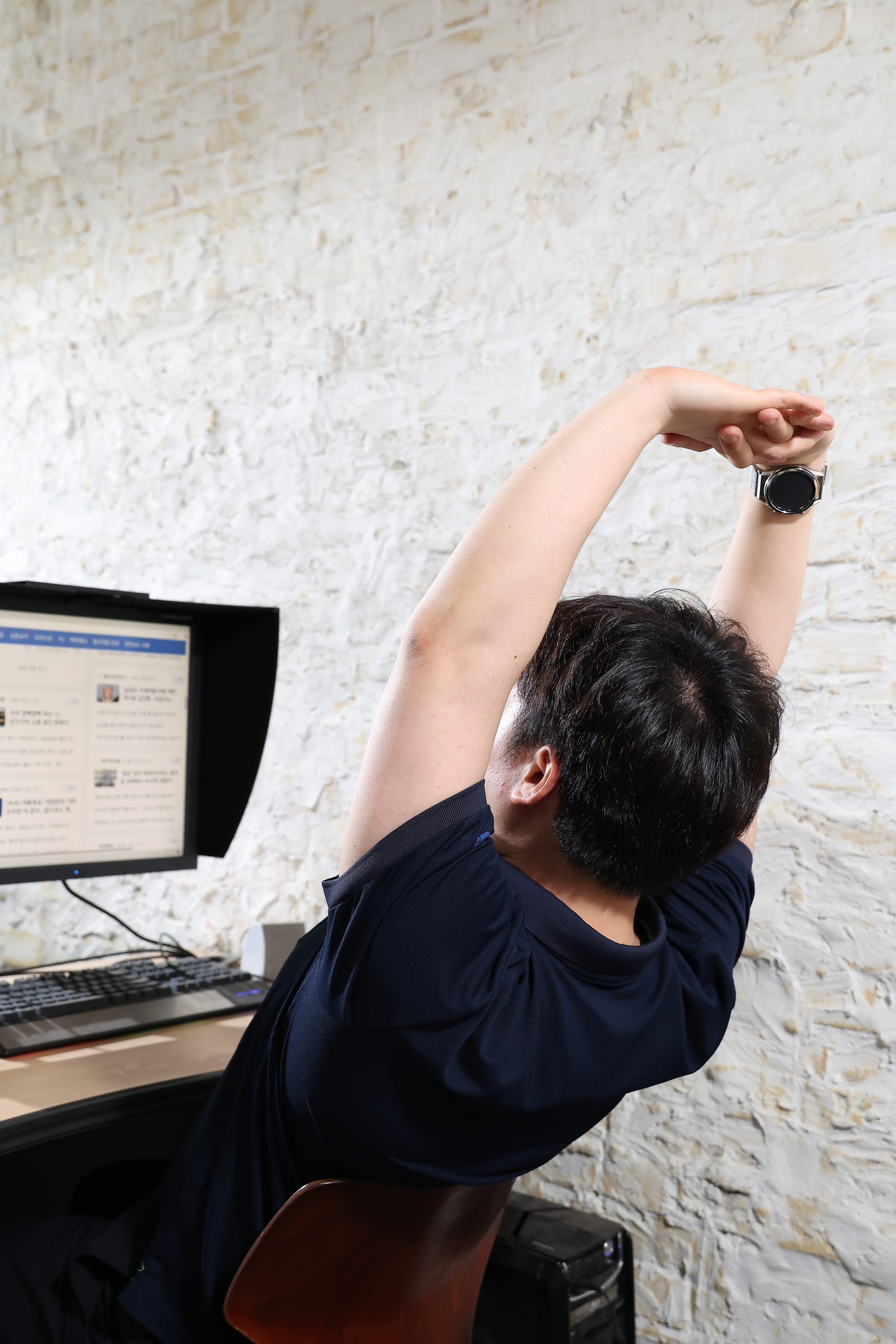 건강면;비만;만성질환;호모 에렉투스;직장인;책상;기지개