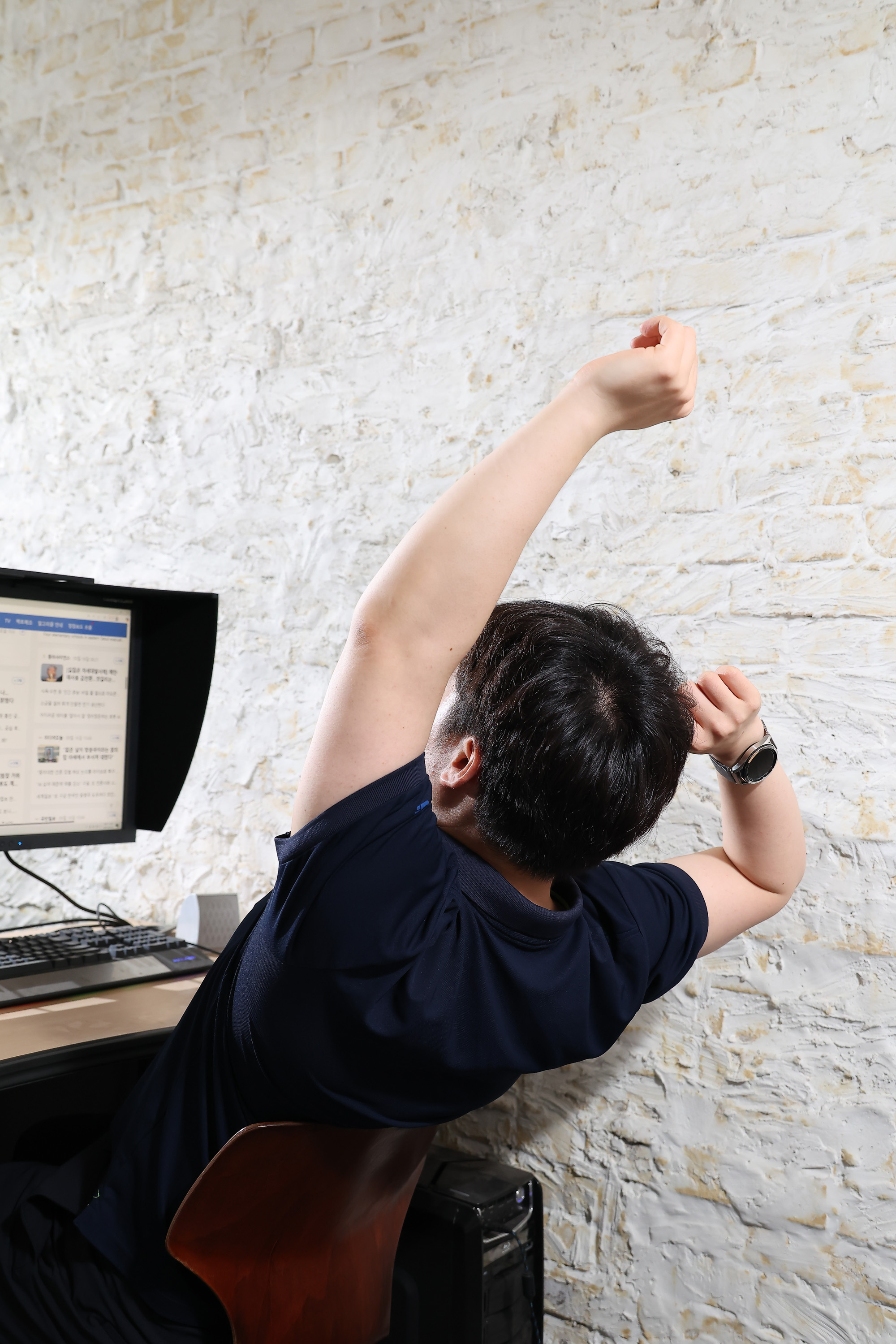 건강면;비만;만성질환;호모 에렉투스;직장인;책상;기지개