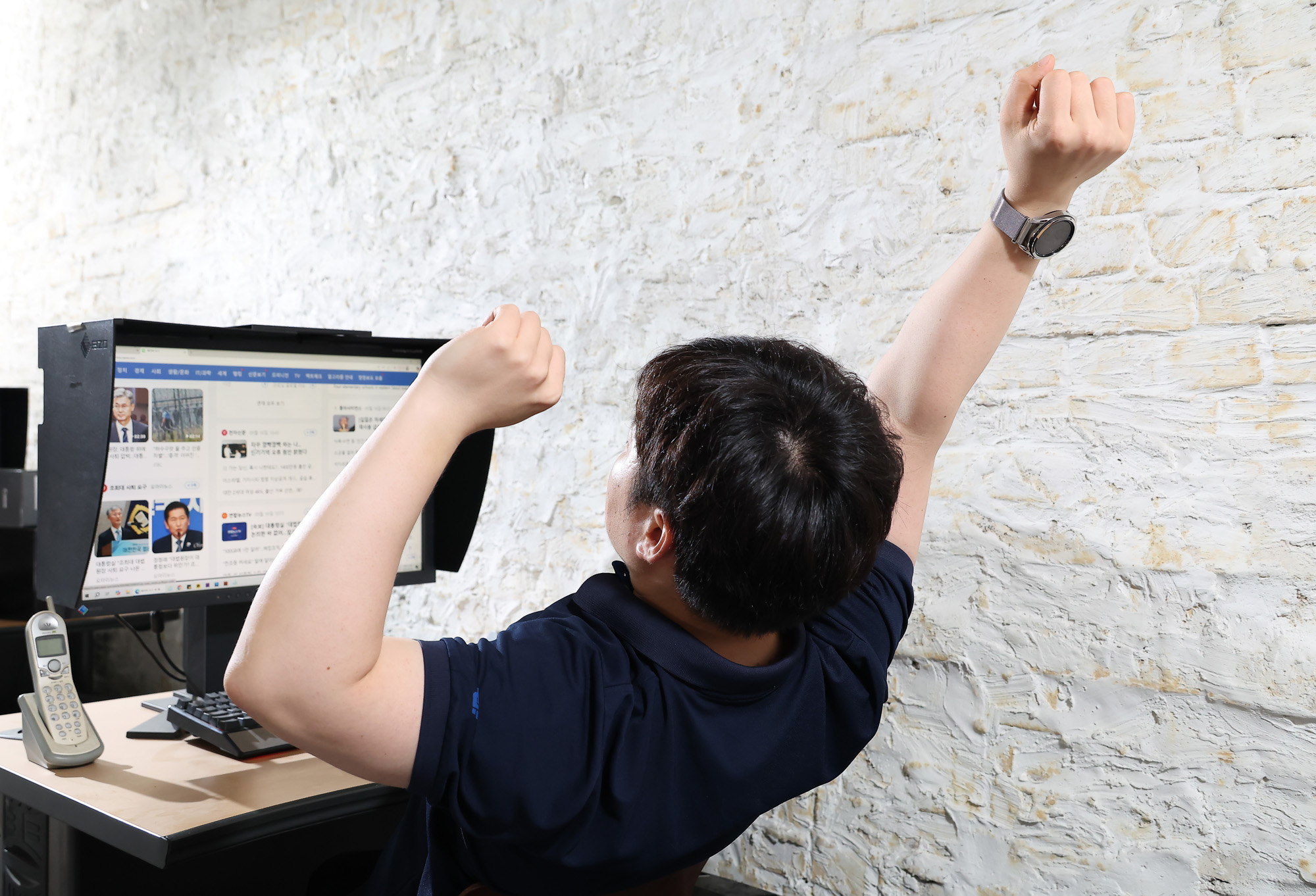 건강면;비만;만성질환;호모 에렉투스;직장인;책상;기지개