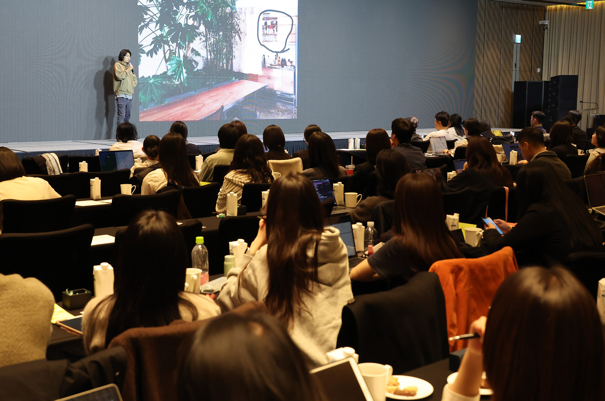 비즈한국;브랜드비즈;컨퍼런스;2025;포시즌스;커피;푸하하하 프랜즈;윤한진;윤한진공동대표