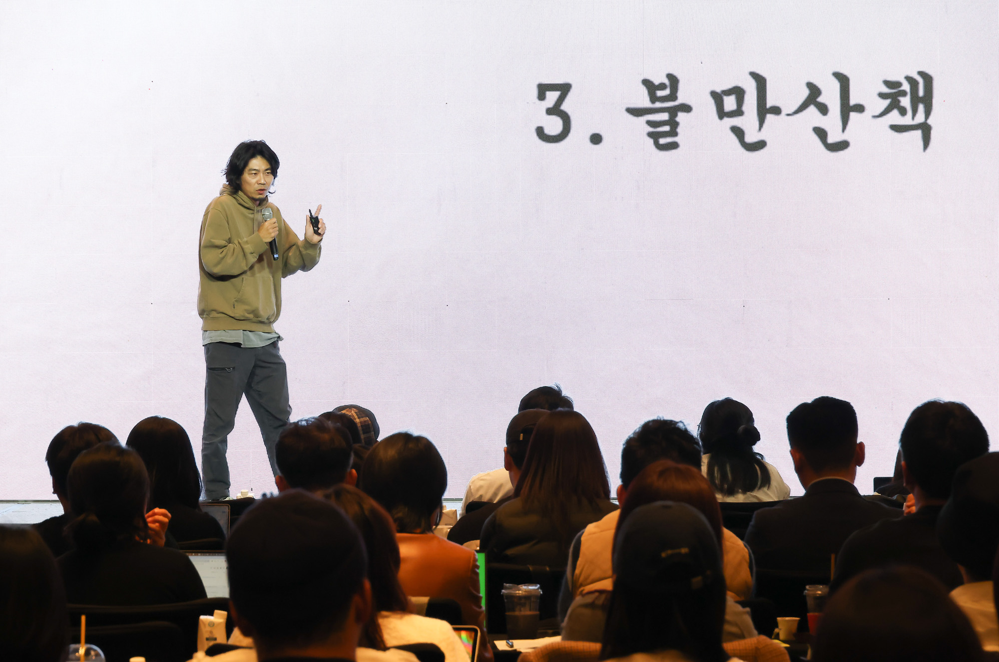 비즈한국;브랜드비즈;컨퍼런스;2025;포시즌스;커피;푸하하하 프랜즈;윤한진;윤한진공동대표