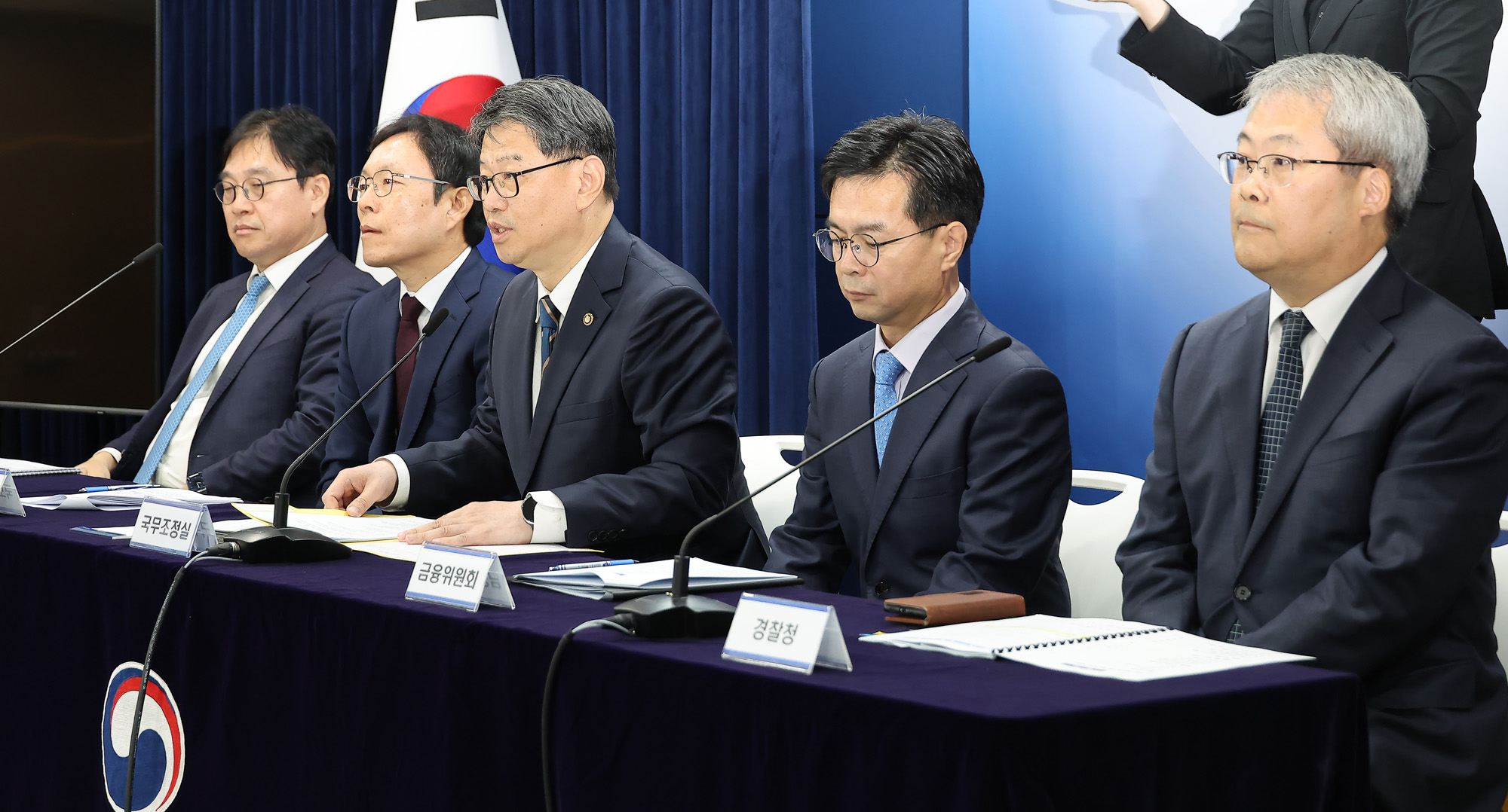 오상훈 국세청 자산과세국장;김규철 국토교통부 주택토지실장;김용수 국무2차장;신진창 금융위원회 사무처장;홍석기 경찰청 수사국장.;부동산;불법행위;합동 브리핑