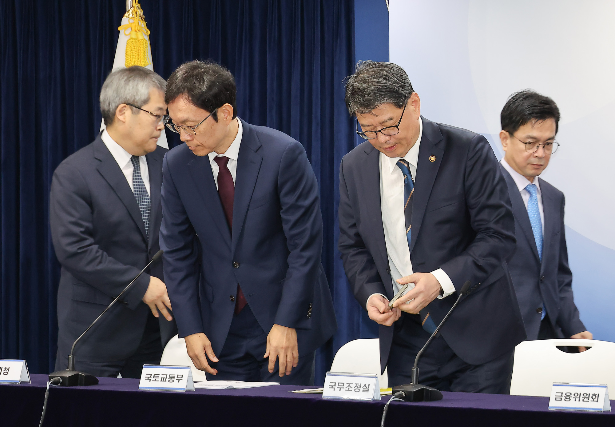 오상훈 국세청 자산과세국장;김규철 국토교통부 주택토지실장;김용수 국무2차장;신진창 금융위원회 사무처장;홍석기 경찰청 수사국장.;부동산;불법행위;합동 브리핑