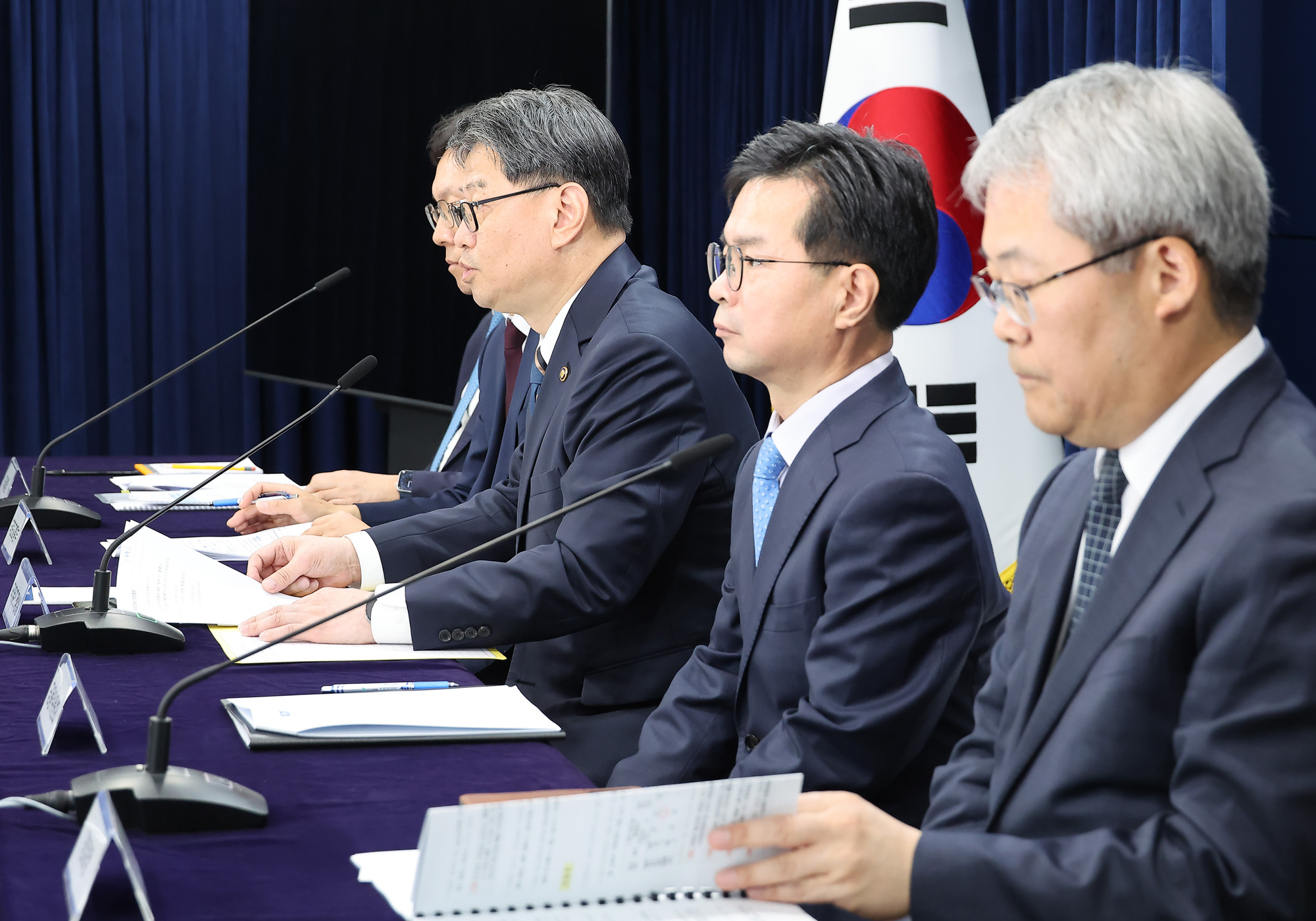 오상훈 국세청 자산과세국장;김규철 국토교통부 주택토지실장;김용수 국무2차장;신진창 금융위원회 사무처장;홍석기 경찰청 수사국장.;부동산;불법행위;합동 브리핑