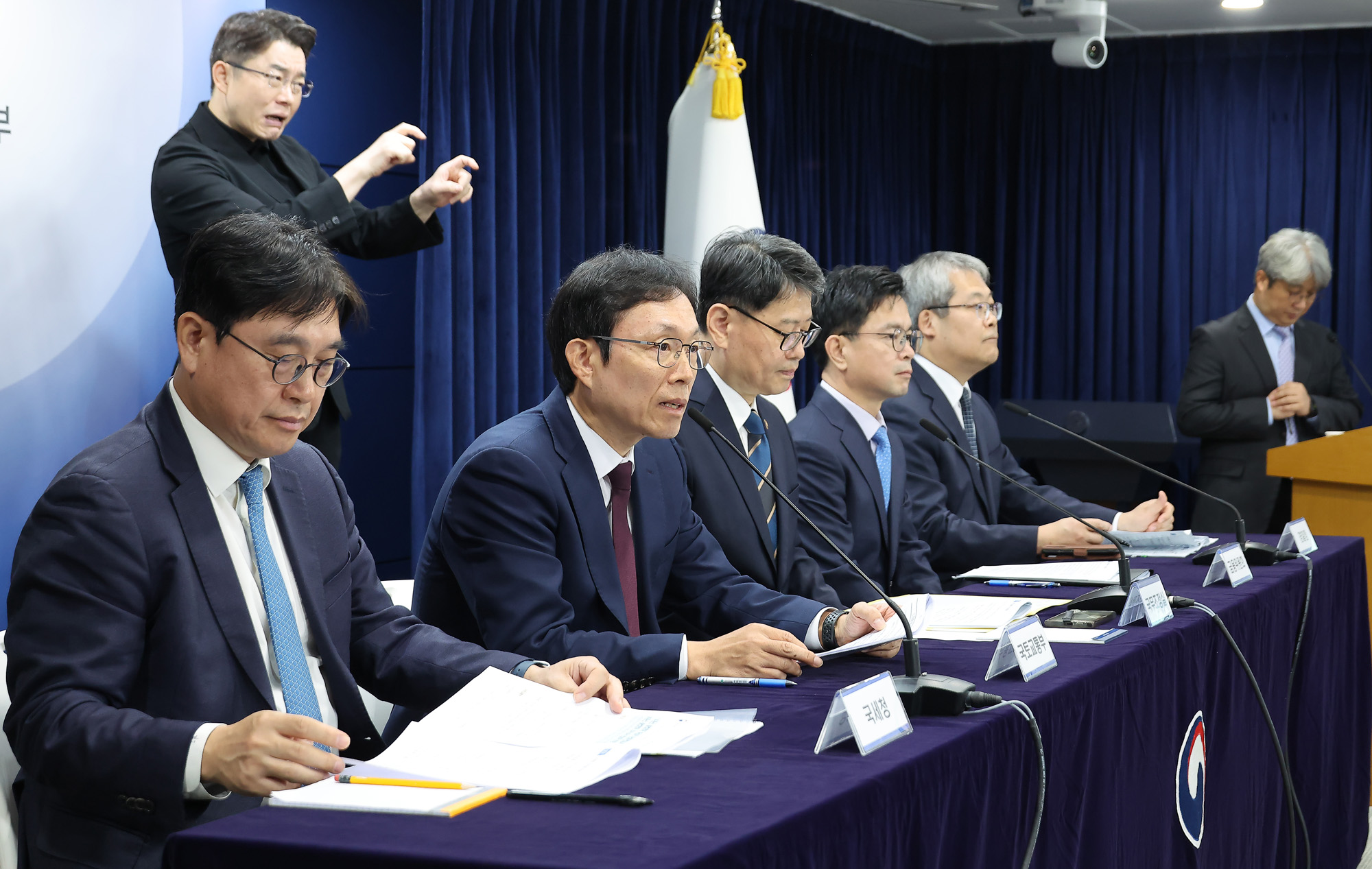 오상훈 국세청 자산과세국장;김규철 국토교통부 주택토지실장;김용수 국무2차장;신진창 금융위원회 사무처장;홍석기 경찰청 수사국장.;부동산;불법행위;합동 브리핑