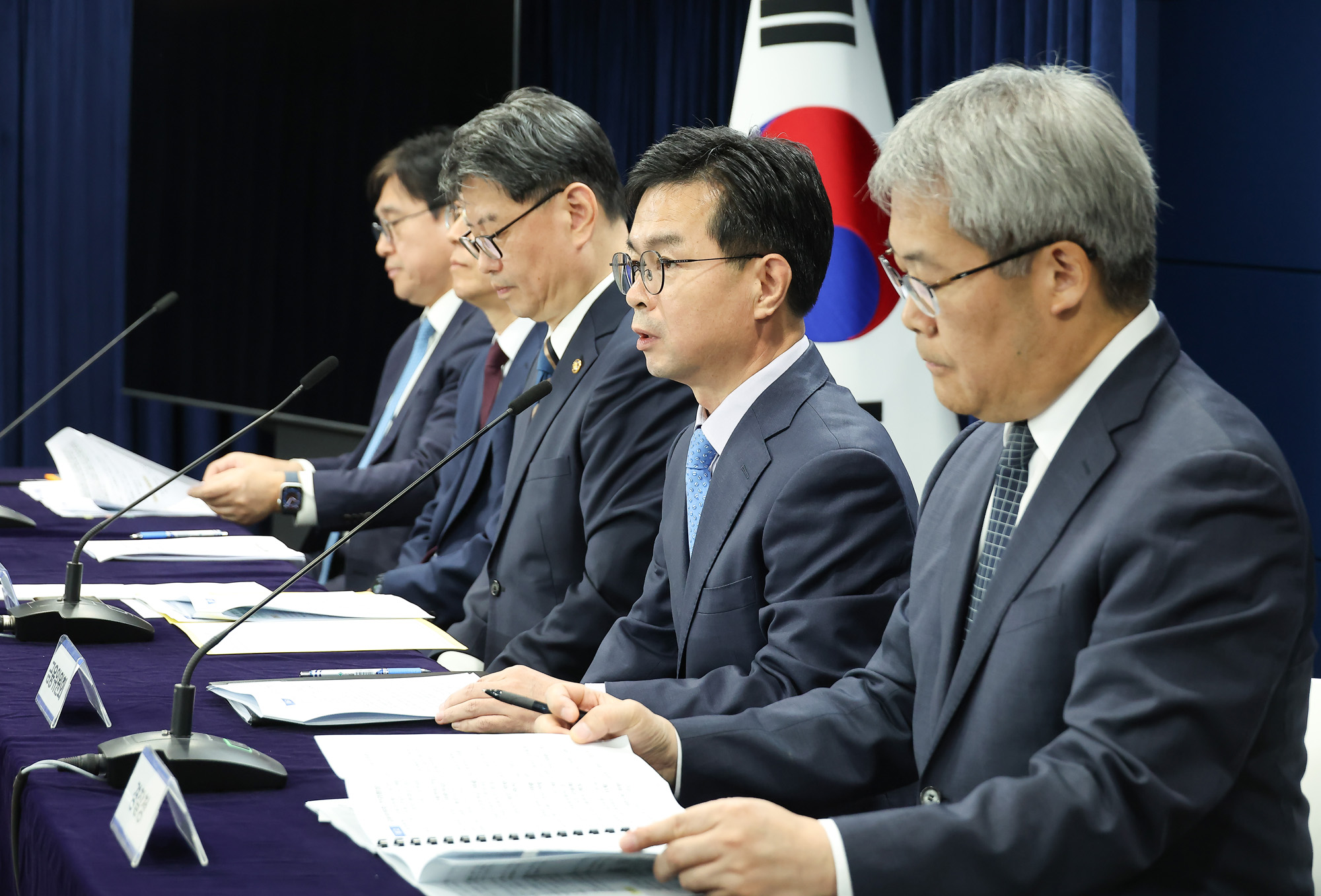 오상훈 국세청 자산과세국장;김규철 국토교통부 주택토지실장;김용수 국무2차장;신진창 금융위원회 사무처장;홍석기 경찰청 수사국장.;부동산;불법행위;합동 브리핑