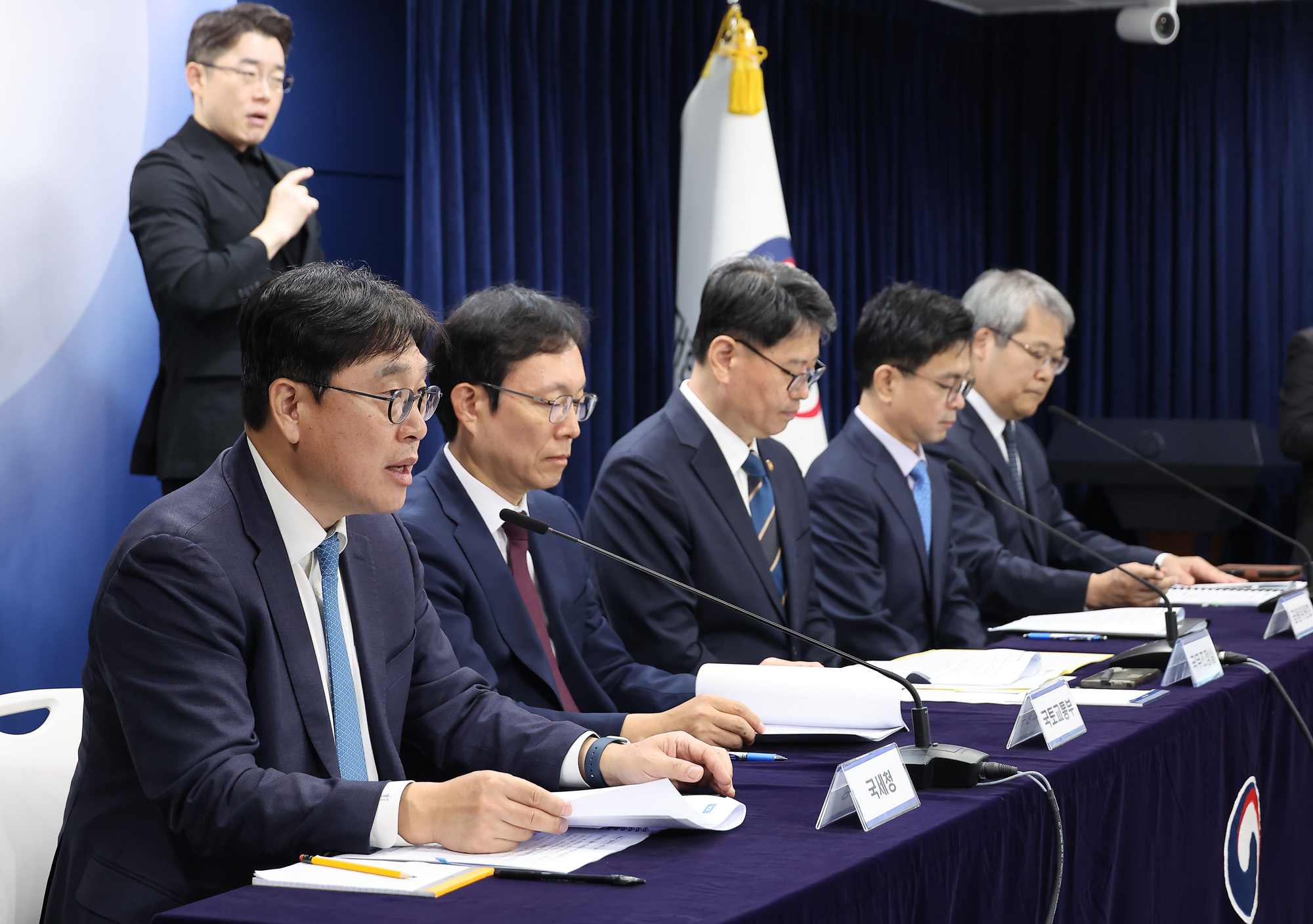 오상훈 국세청 자산과세국장;김규철 국토교통부 주택토지실장;김용수 국무2차장;신진창 금융위원회 사무처장;홍석기 경찰청 수사국장.;부동산;불법행위;합동 브리핑