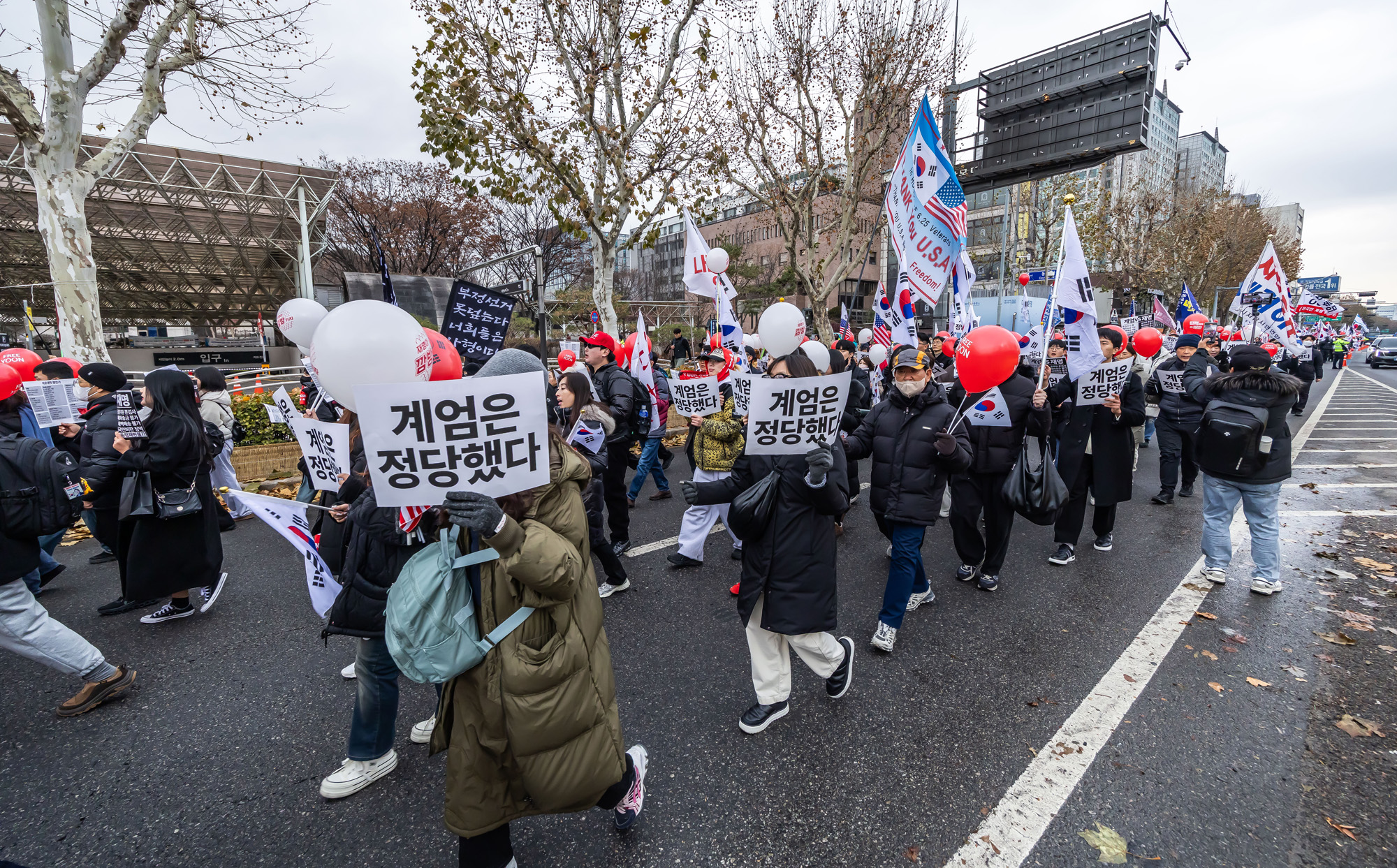 사회;집회;시위;12.3계엄1주년;자유대학;극우단체;윤석열지지자;자유대학합법계엄1주년기념집회및행진