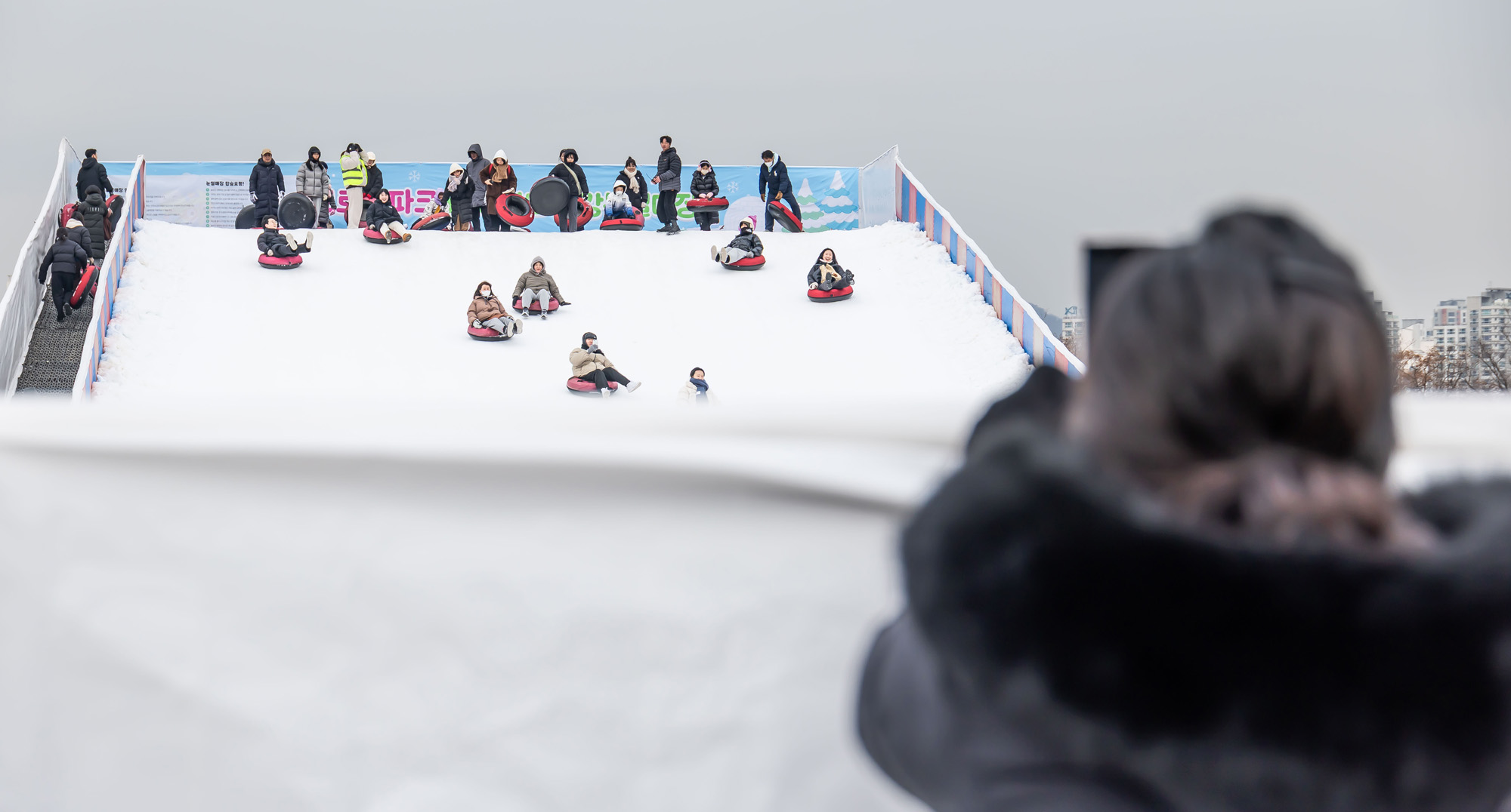 사회;세태;계절스케치;겨울스케치;겨울눈썰매장;한강눈썰매장;여의도한강공원눈썰매장;도심속눈썰매장