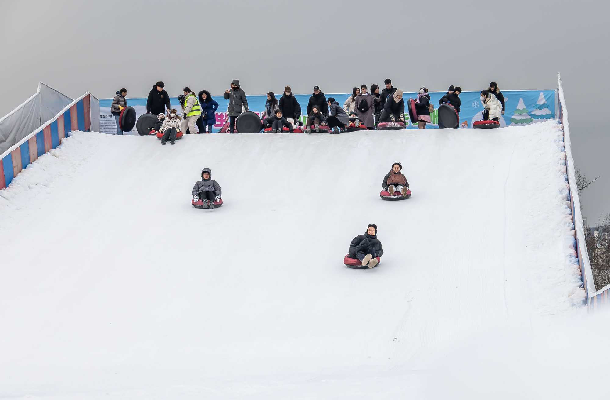 사회;세태;계절스케치;겨울스케치;겨울눈썰매장;한강눈썰매장;여의도한강공원눈썰매장;도심속눈썰매장