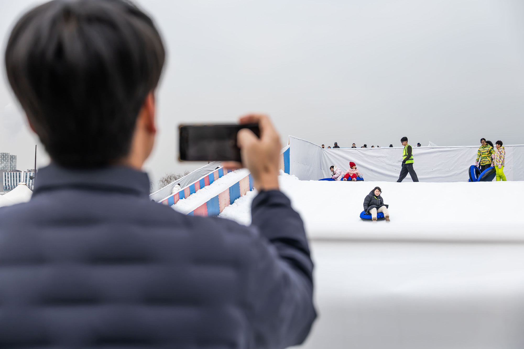 사회;세태;계절스케치;겨울스케치;겨울눈썰매장;한강눈썰매장;여의도한강공원눈썰매장;도심속눈썰매장