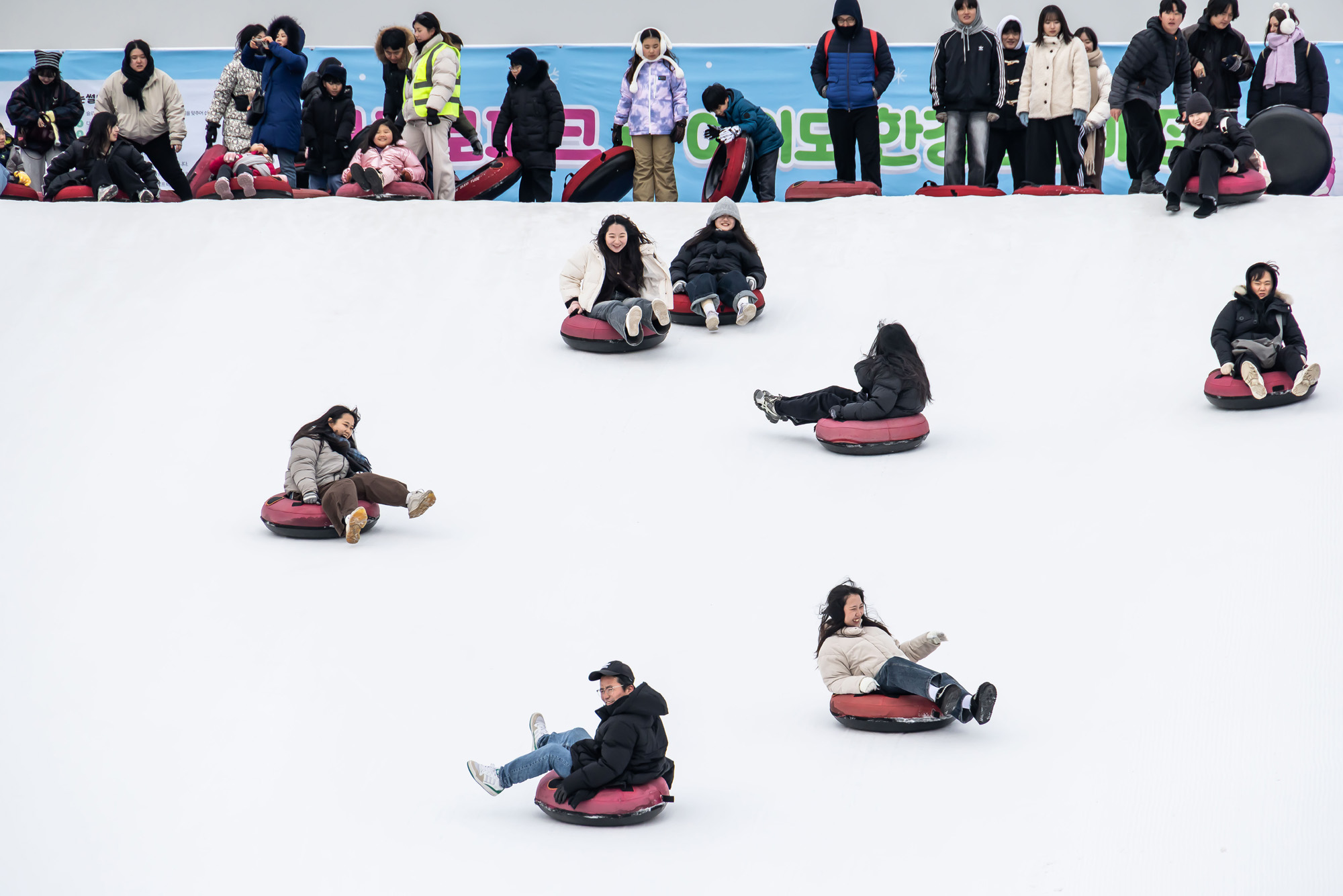 사회;세태;계절스케치;겨울스케치;겨울눈썰매장;한강눈썰매장;여의도한강공원눈썰매장;도심속눈썰매장