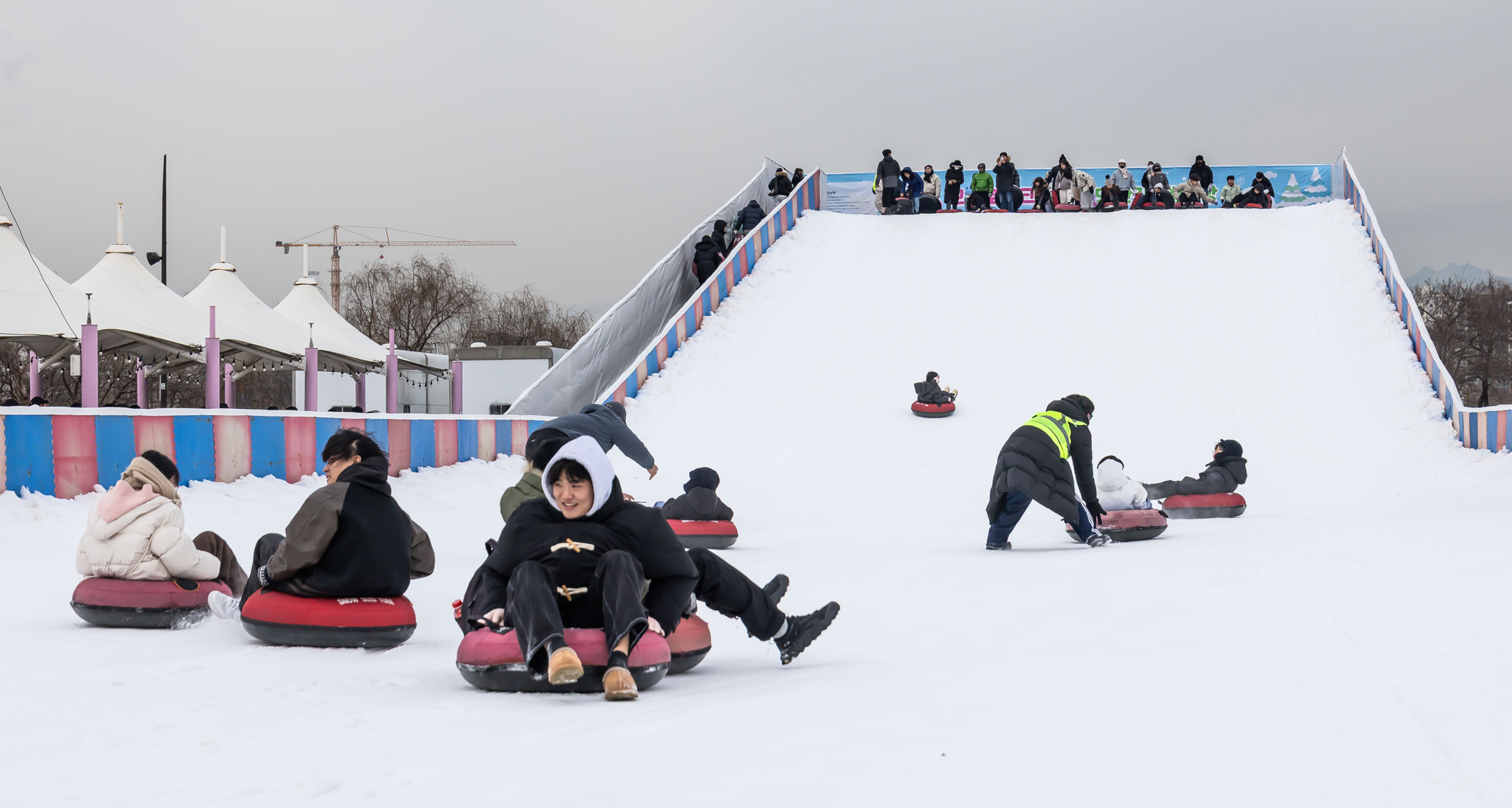 사회;세태;계절스케치;겨울스케치;겨울눈썰매장;한강눈썰매장;여의도한강공원눈썰매장;도심속눈썰매장