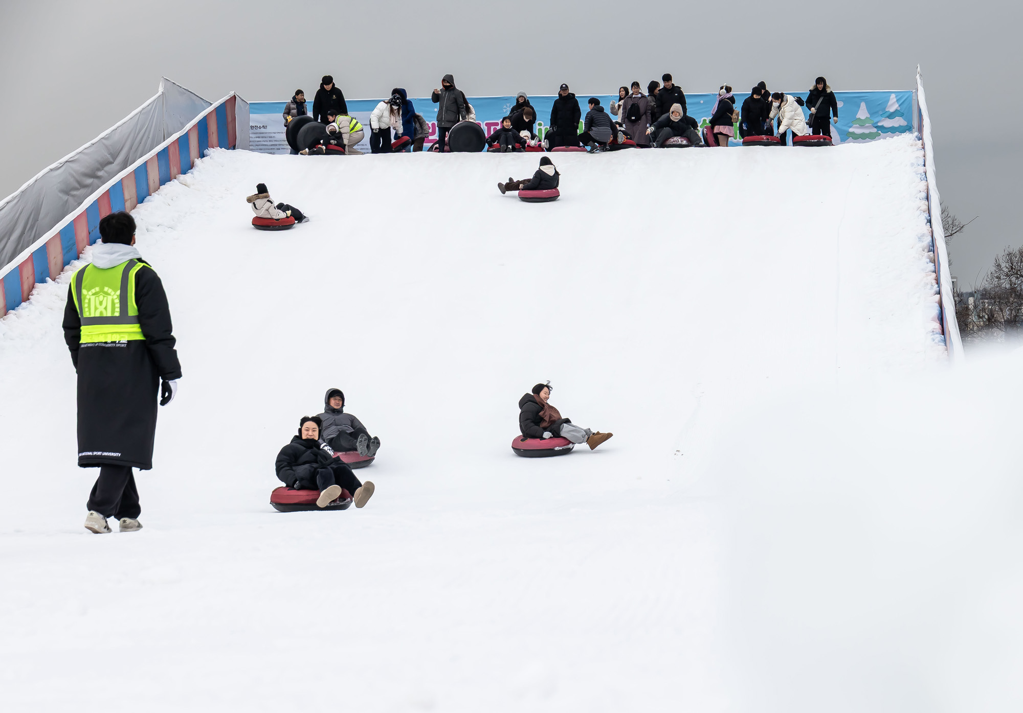 사회;세태;계절스케치;겨울스케치;겨울눈썰매장;한강눈썰매장;여의도한강공원눈썰매장;도심속눈썰매장