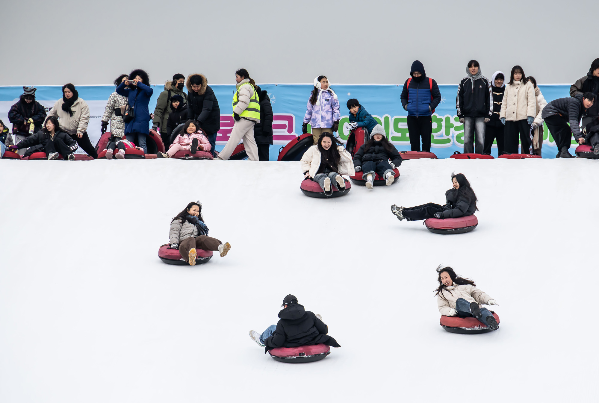 사회;세태;계절스케치;겨울스케치;겨울눈썰매장;한강눈썰매장;여의도한강공원눈썰매장;도심속눈썰매장