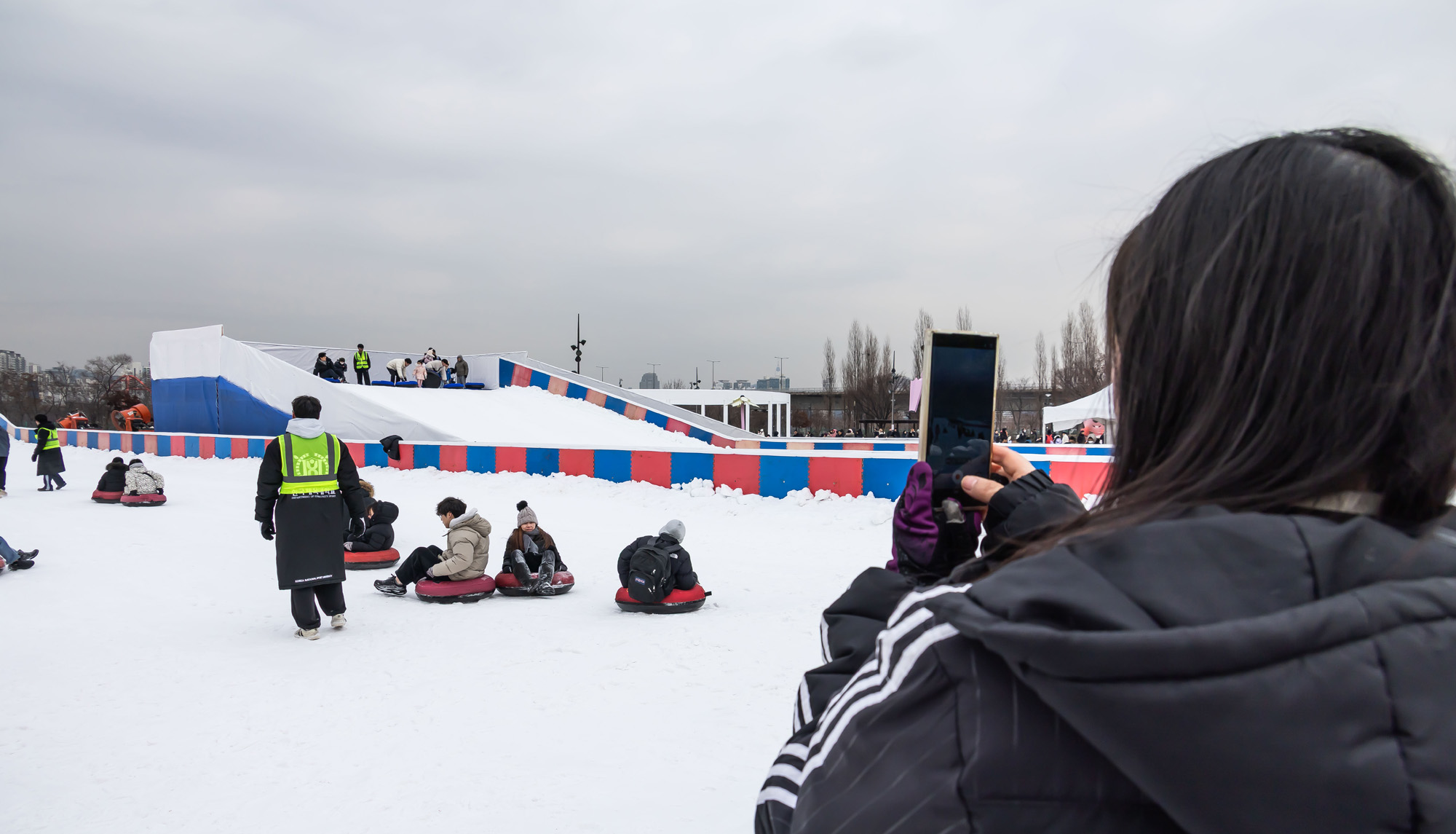 사회;세태;계절스케치;겨울스케치;겨울눈썰매장;한강눈썰매장;여의도한강공원눈썰매장;도심속눈썰매장