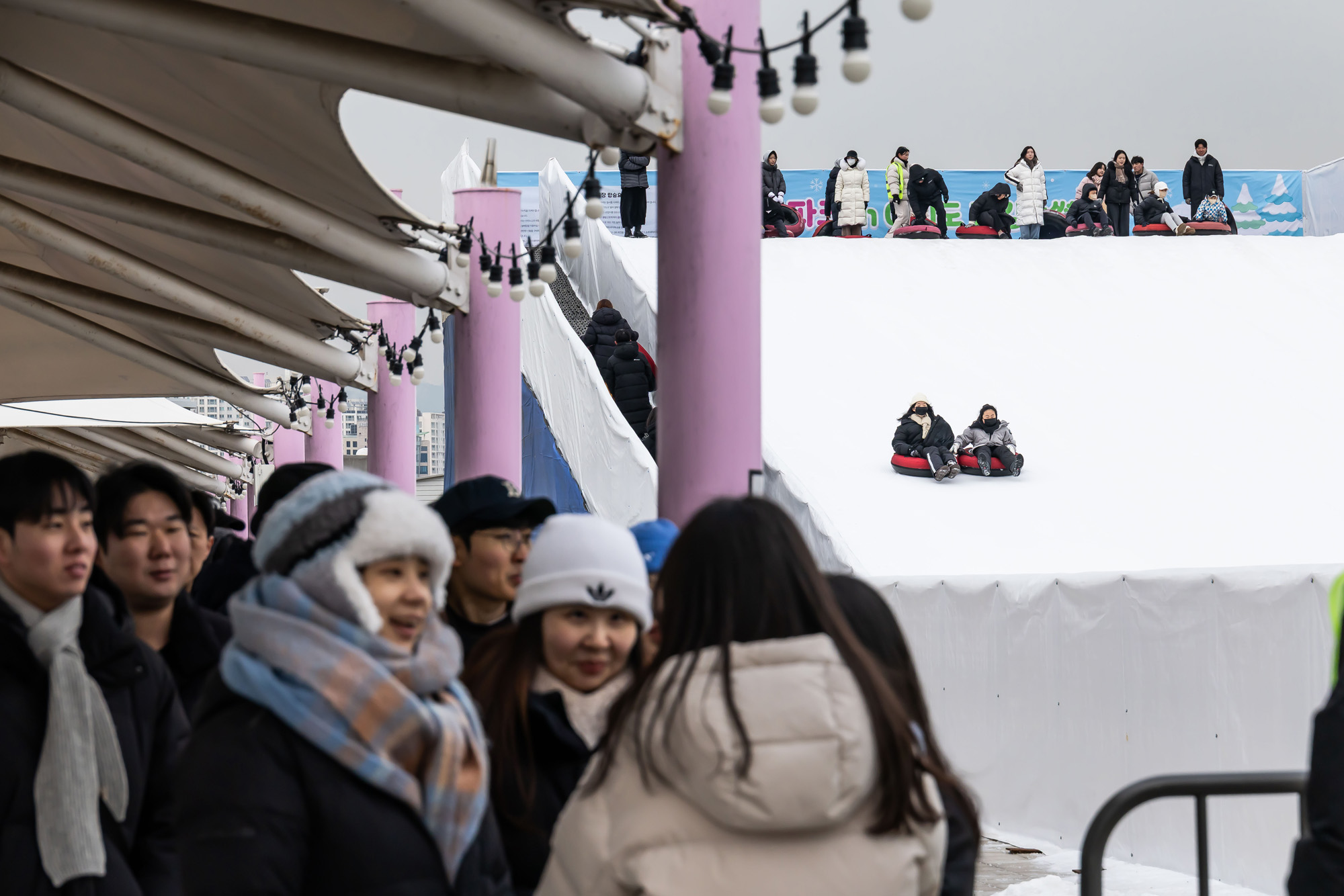 사회;세태;계절스케치;겨울스케치;겨울눈썰매장;한강눈썰매장;여의도한강공원눈썰매장;도심속눈썰매장