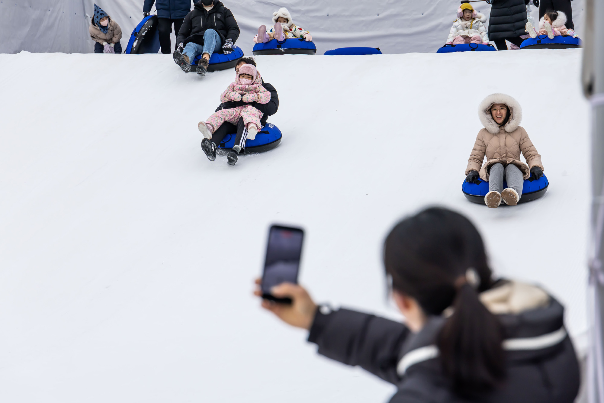 사회;세태;계절스케치;겨울스케치;겨울눈썰매장;한강눈썰매장;여의도한강공원눈썰매장;도심속눈썰매장