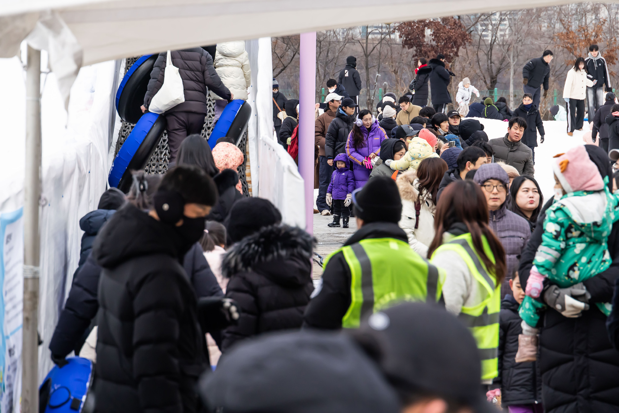 사회;세태;계절스케치;겨울스케치;겨울눈썰매장;한강눈썰매장;여의도한강공원눈썰매장;도심속눈썰매장