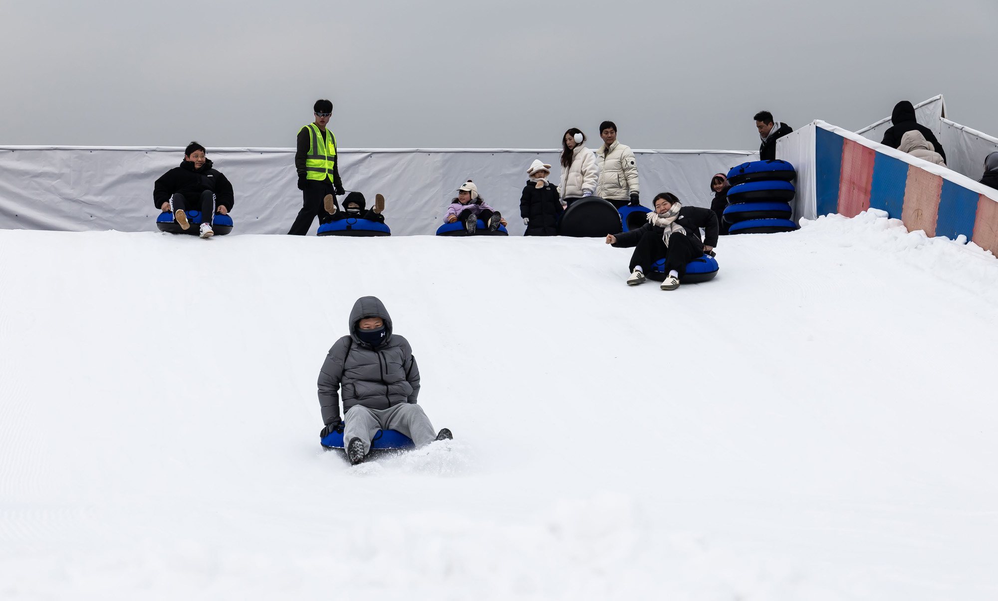 사회;세태;계절스케치;겨울스케치;겨울눈썰매장;한강눈썰매장;여의도한강공원눈썰매장;도심속눈썰매장
