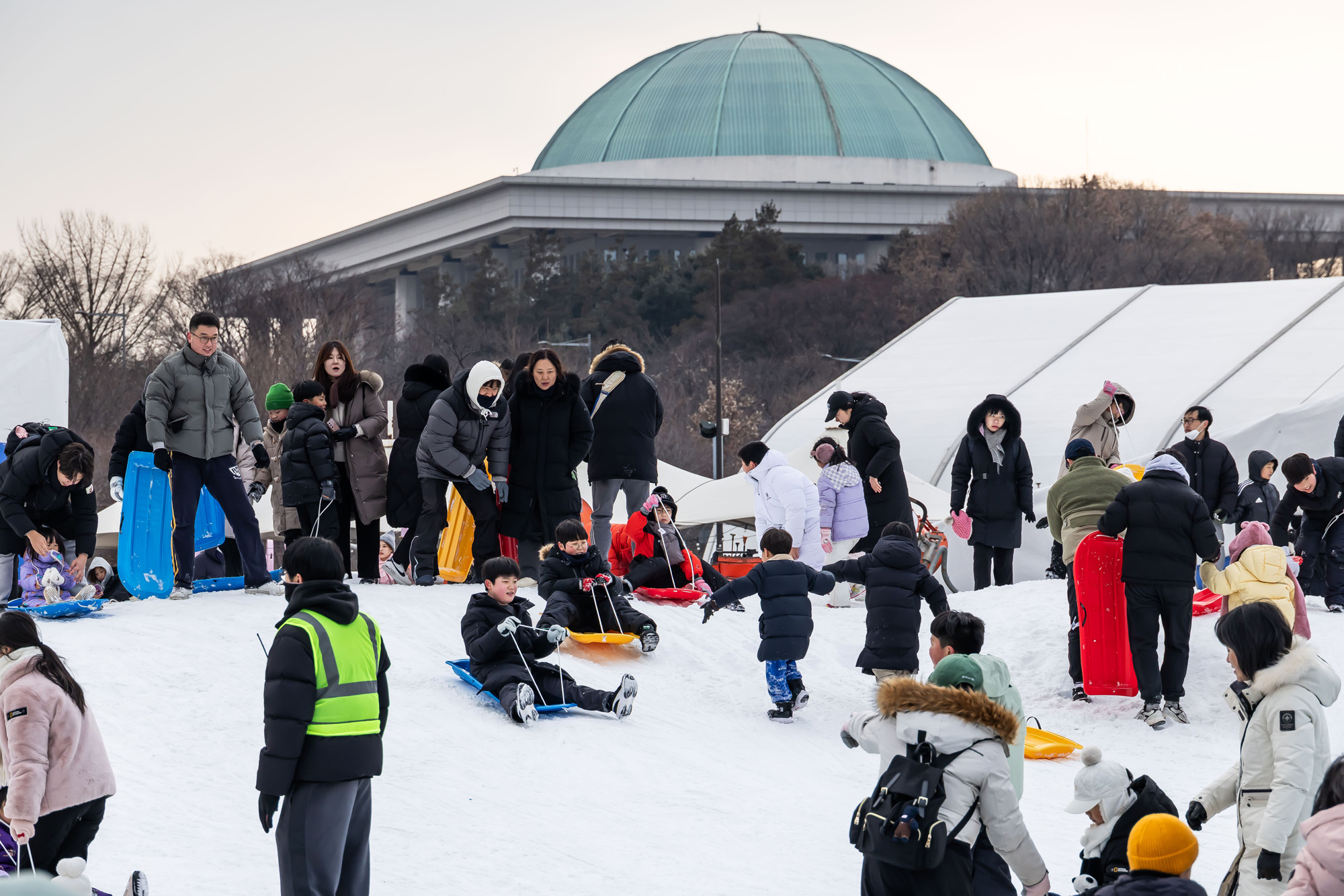 사회;세태;계절스케치;겨울스케치;겨울눈썰매장;한강눈썰매장;여의도한강공원눈썰매장;도심속눈썰매장
