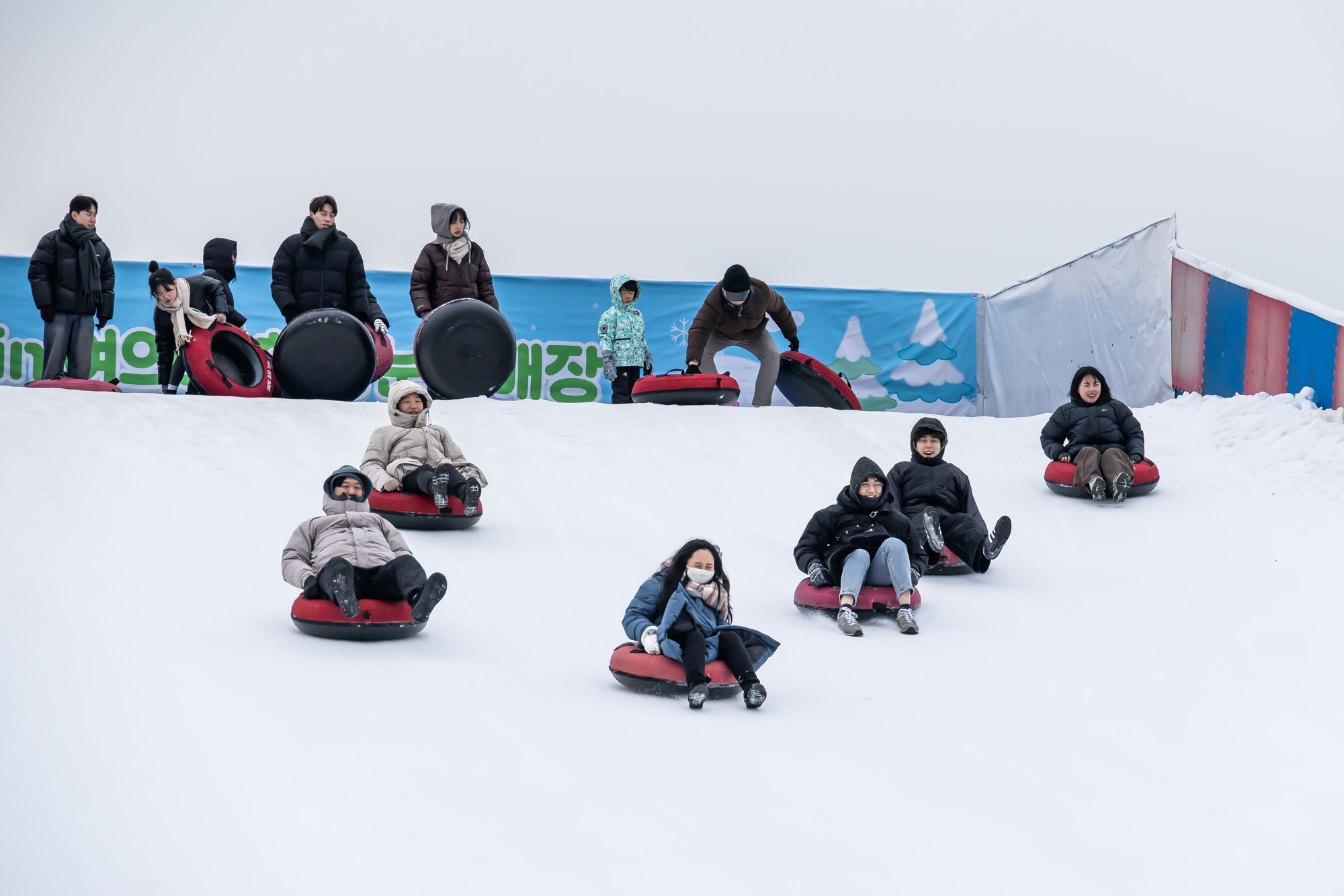 사회;세태;계절스케치;겨울스케치;겨울눈썰매장;한강눈썰매장;여의도한강공원눈썰매장;도심속눈썰매장