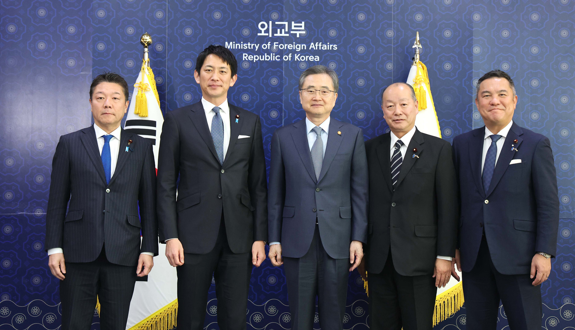 조현;외교부;고바야시 다카유키;자민당;정무조사회장;외교부