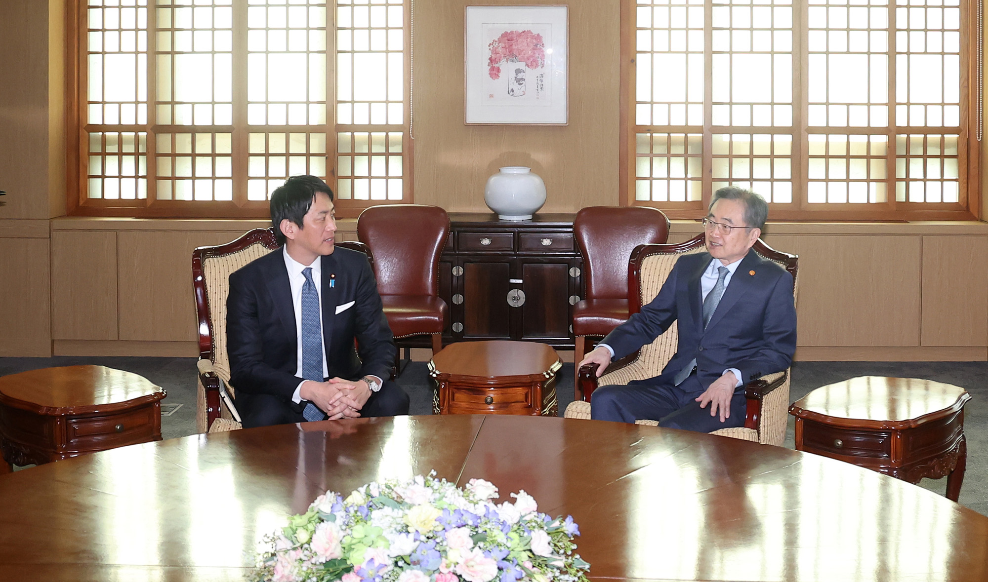 조현;외교부;고바야시 다카유키;자민당;정무조사회장;외교부