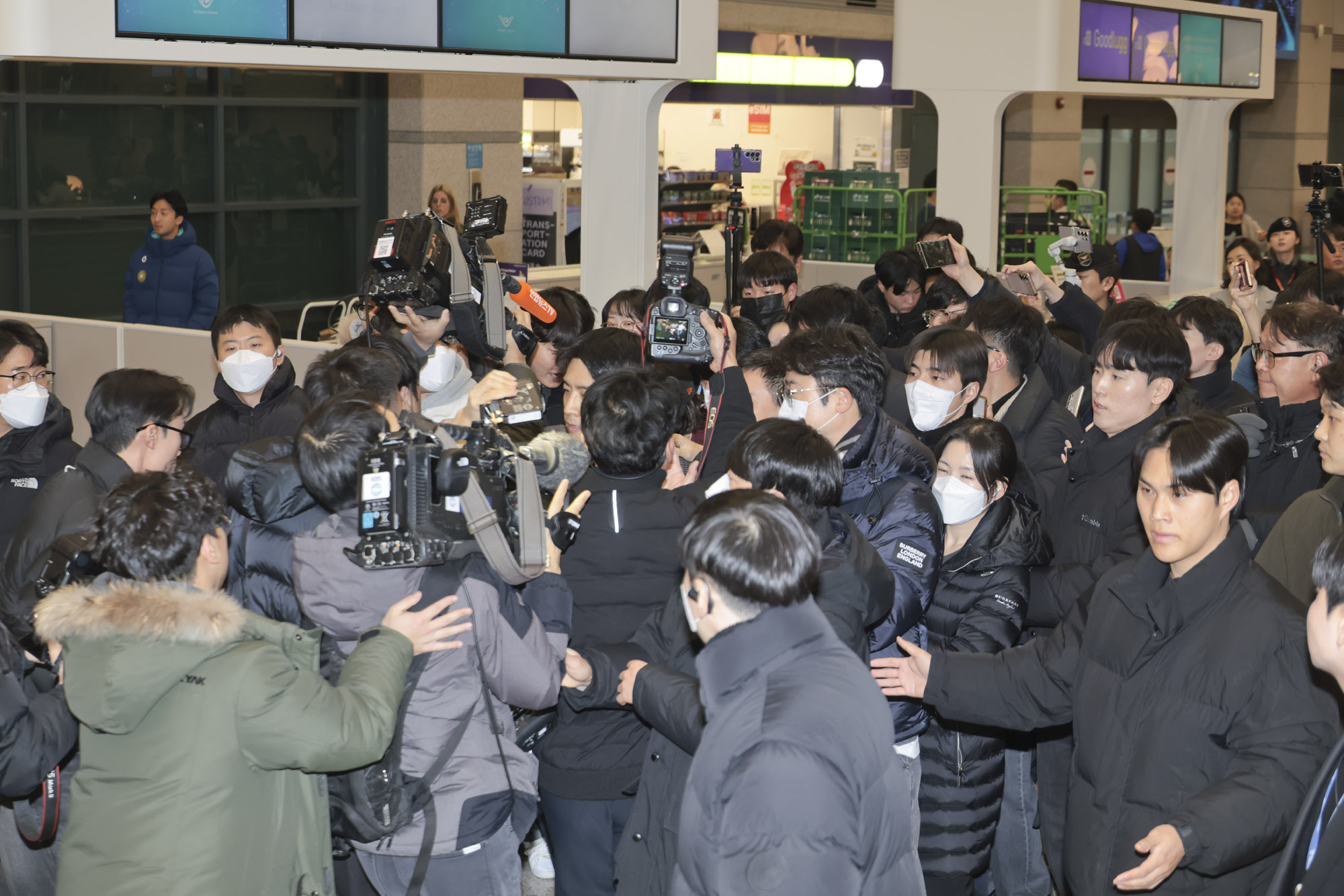 김경;김경서울시의원;김경1억원;김경강선우;김경공천헌금;김경입국;김경귀국