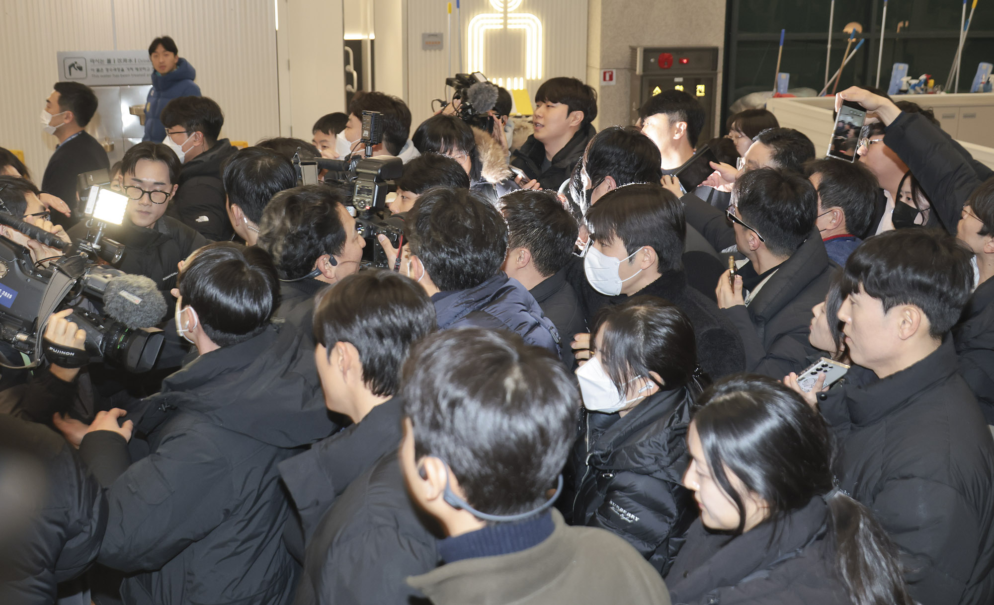 김경;김경서울시의원;김경1억원;김경강선우;김경공천헌금;김경입국;김경귀국